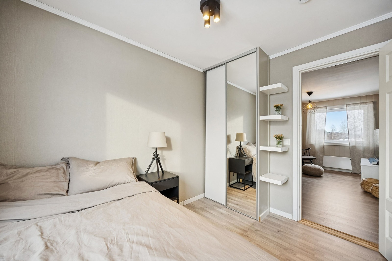 Tilhørende skyvedørsgarderobe i alle soverom. Galleribilde