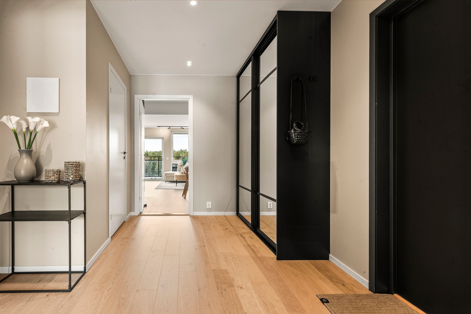 I entré følger det med to garderobeskap skreddersydd fra Garderobemekka. Galleribilde