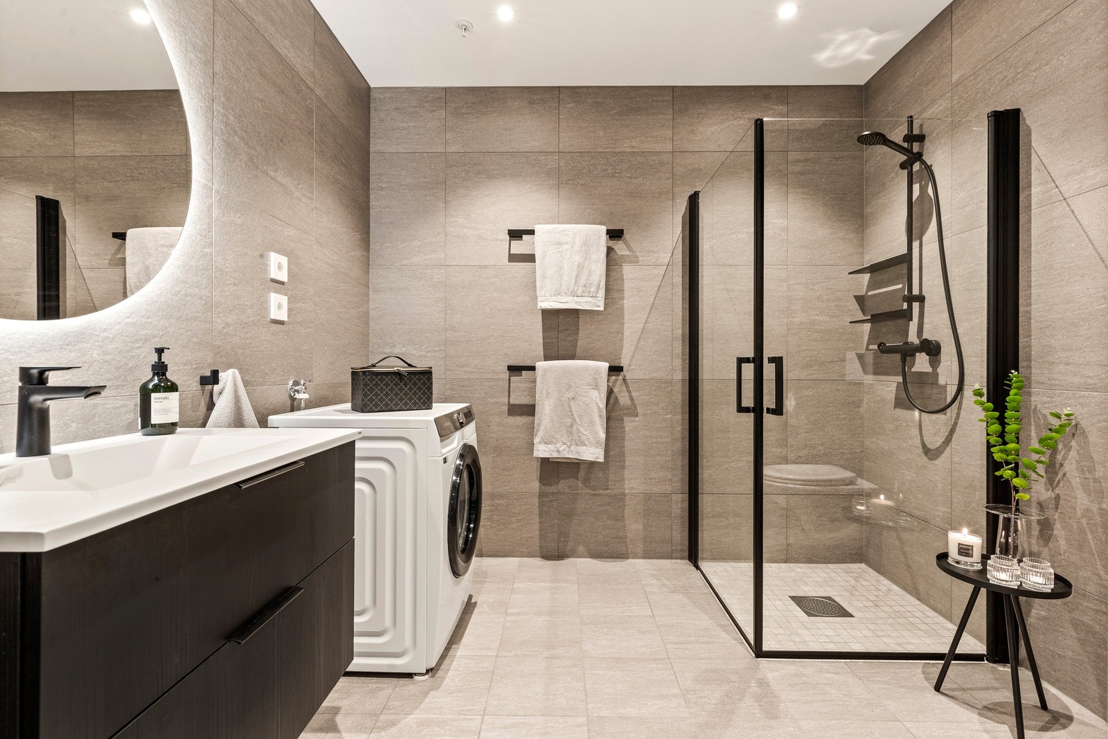 Badet er svært delekat med store fliser og tidsriktig fargevalg. Galleribilde