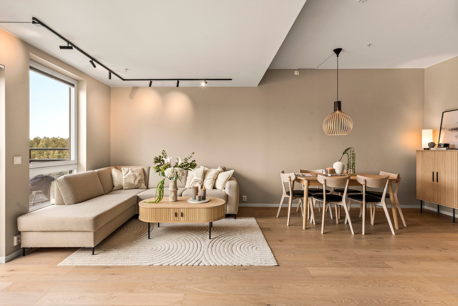 Det er gulvvarme i entré, bad, stue/kjøkken samt varmeovn på soverom. Galleribilde