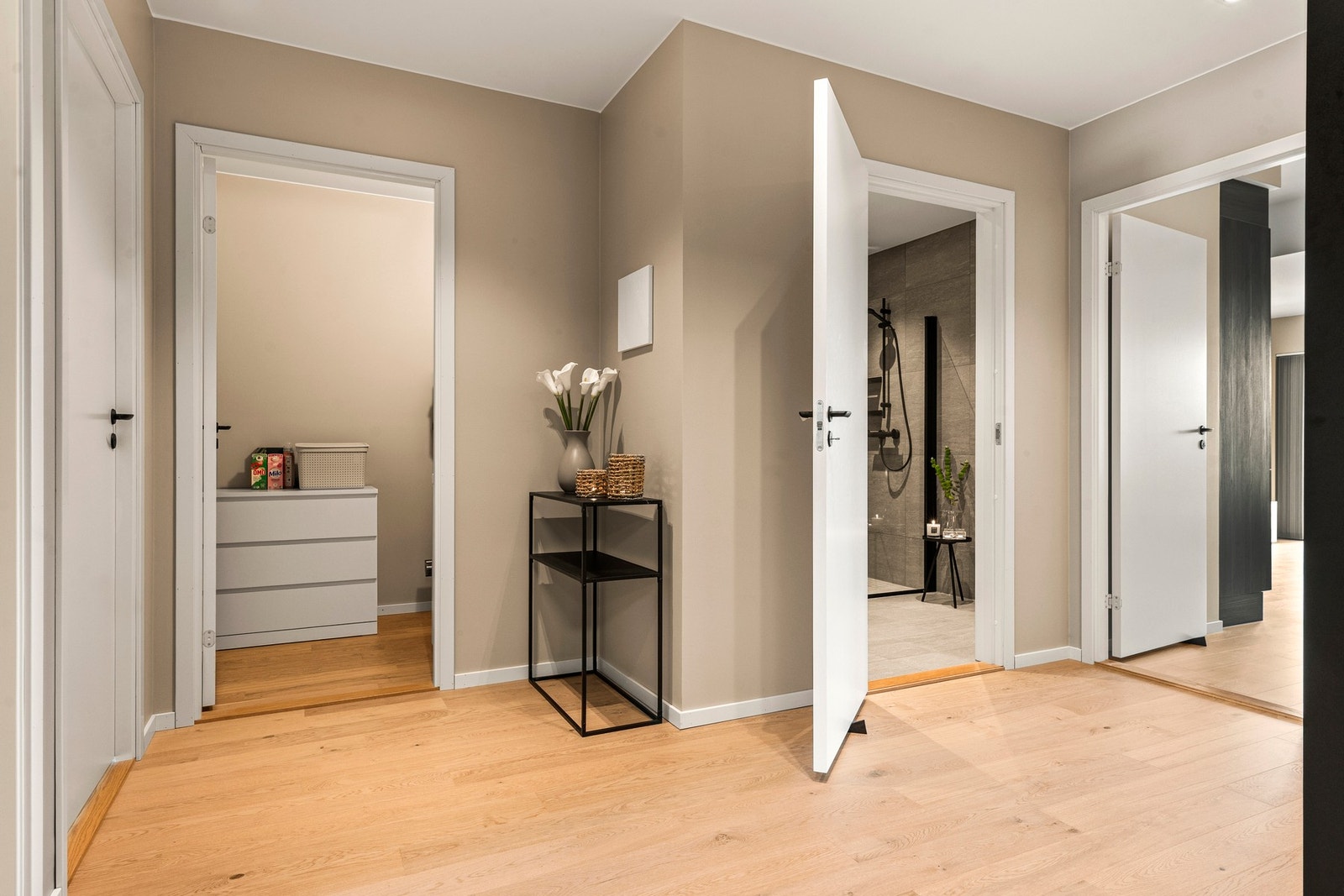 Leiligheten har innvendig bod med strømuttak, samt en sportsbod i garasjen. Galleribilde