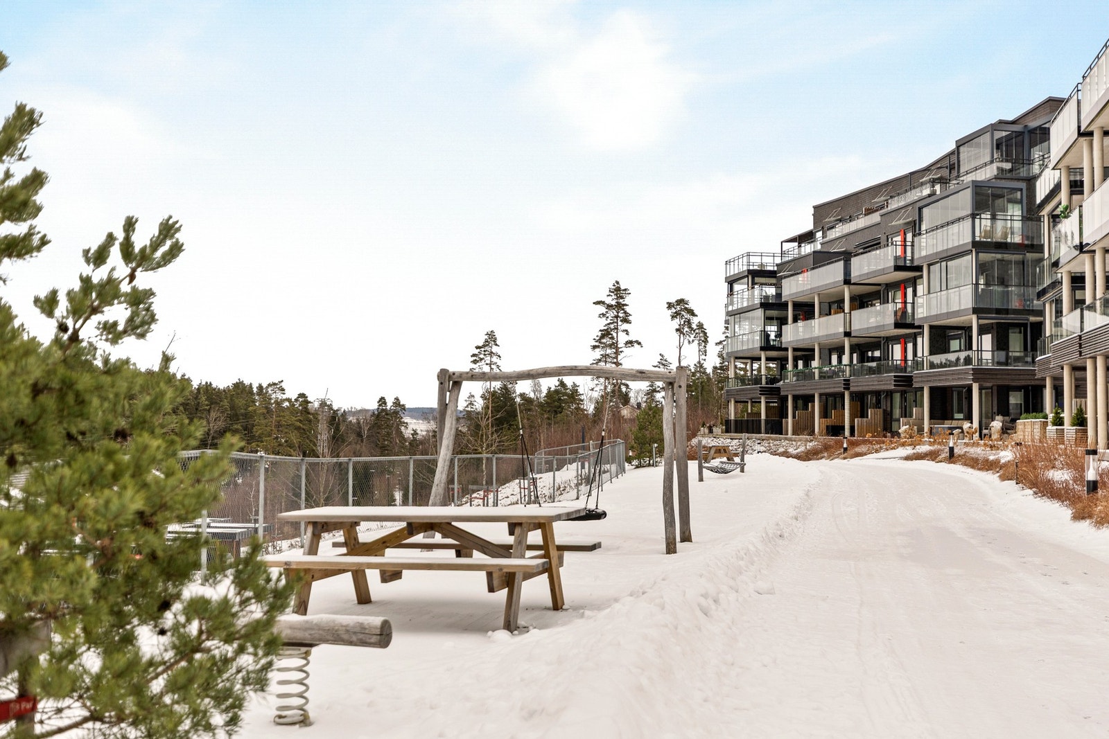 Fine opparbeide fellesområder ute med blant annet flotte gangveier og lekeapparater. Galleribilde