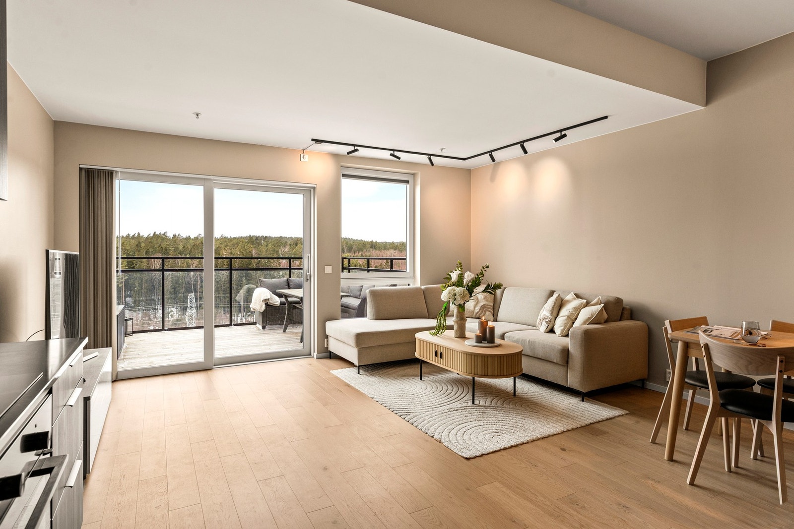 Alle vinduer i leiligheten har tilpassede plisségardiner montert av Amonter. Det er i tillegg lamellgardin foran utgang til veranda. Galleribilde