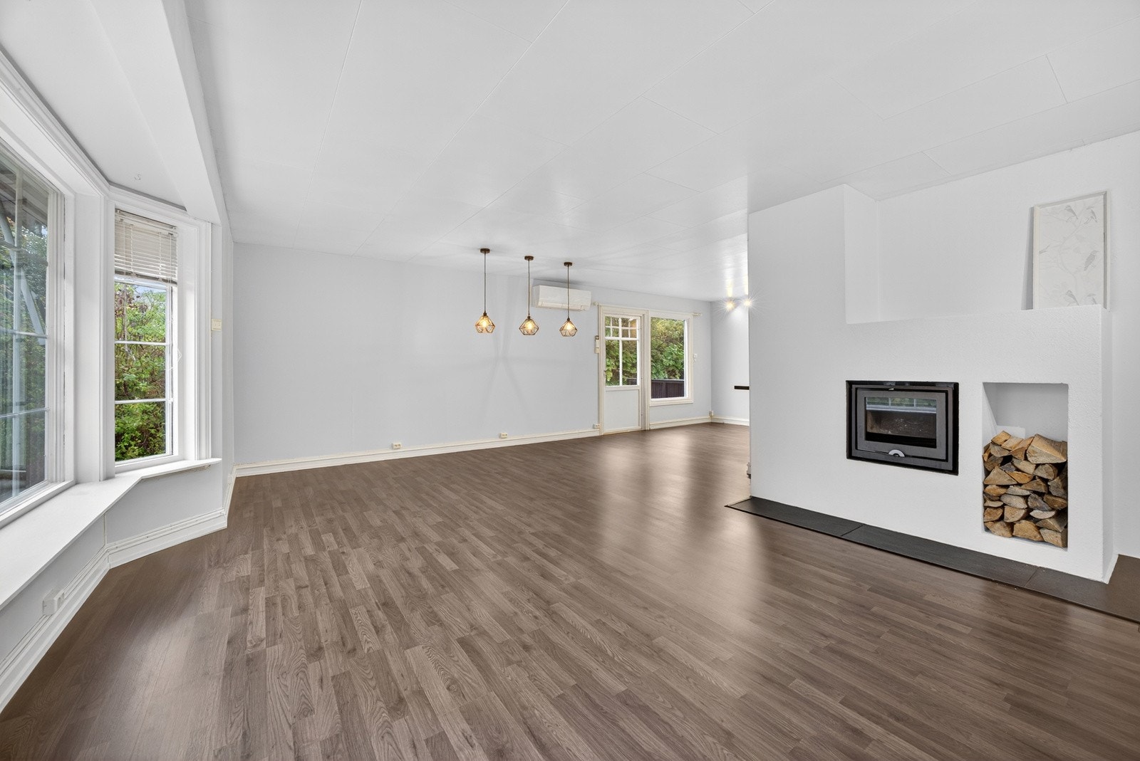 Peisovnen i stuen sørger for god oppvarming, kombinert med luft-til-luft varmepumpe. Fra stuen er det utgang til en stor og solrik vestvendt terrasse på ca. 32 kvm, hvor man kan nyte late dager og sene kvelder i hyggelige omgivelser. Galleribilde