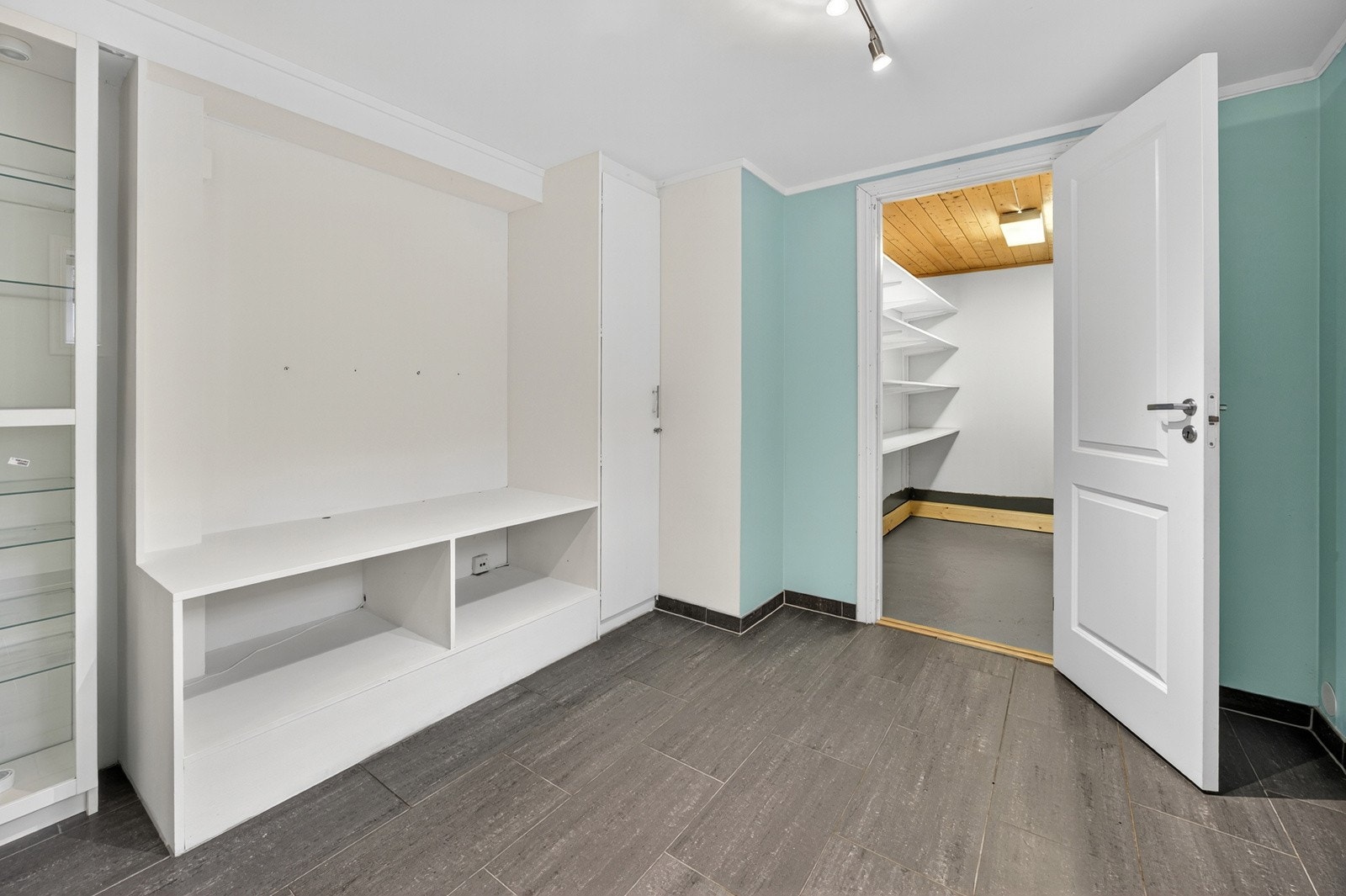 Her er det plass til lek, gaming eller filmkvelder med venner i hyggelige omgivelser. Kjellerstuen er innredet etter byggeår og er ikke godkjent for varig opphold. Galleribilde