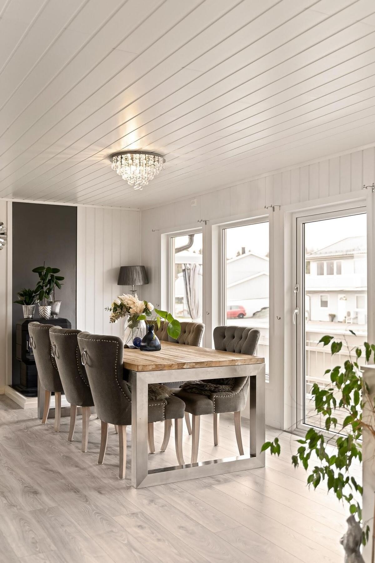 Store vindusflater som slipper inn mye naturlig lys Galleribilde