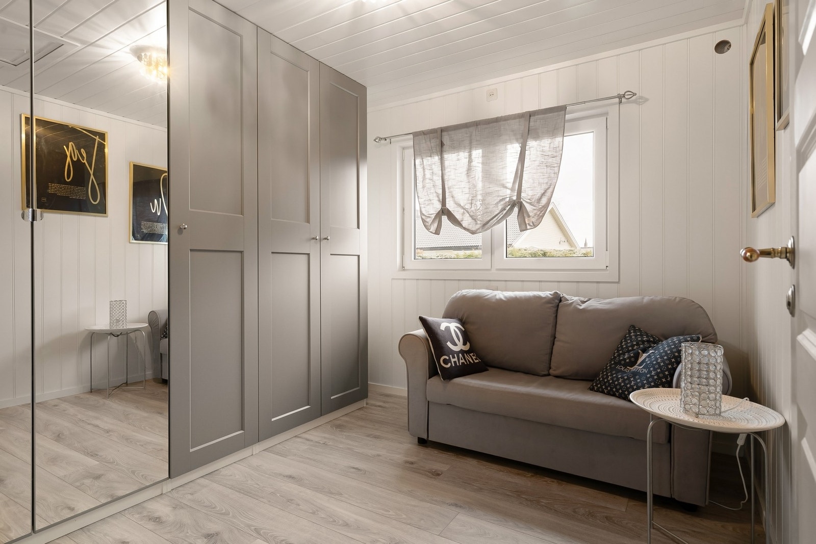 Det er godt med garderobeplass på soverommet Galleribilde