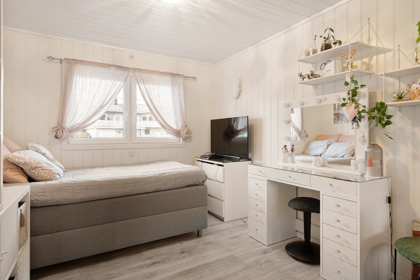 1 etasje har 3 soverom med god størrelse - alle rommene har plass til garderobe og seng Galleribilde