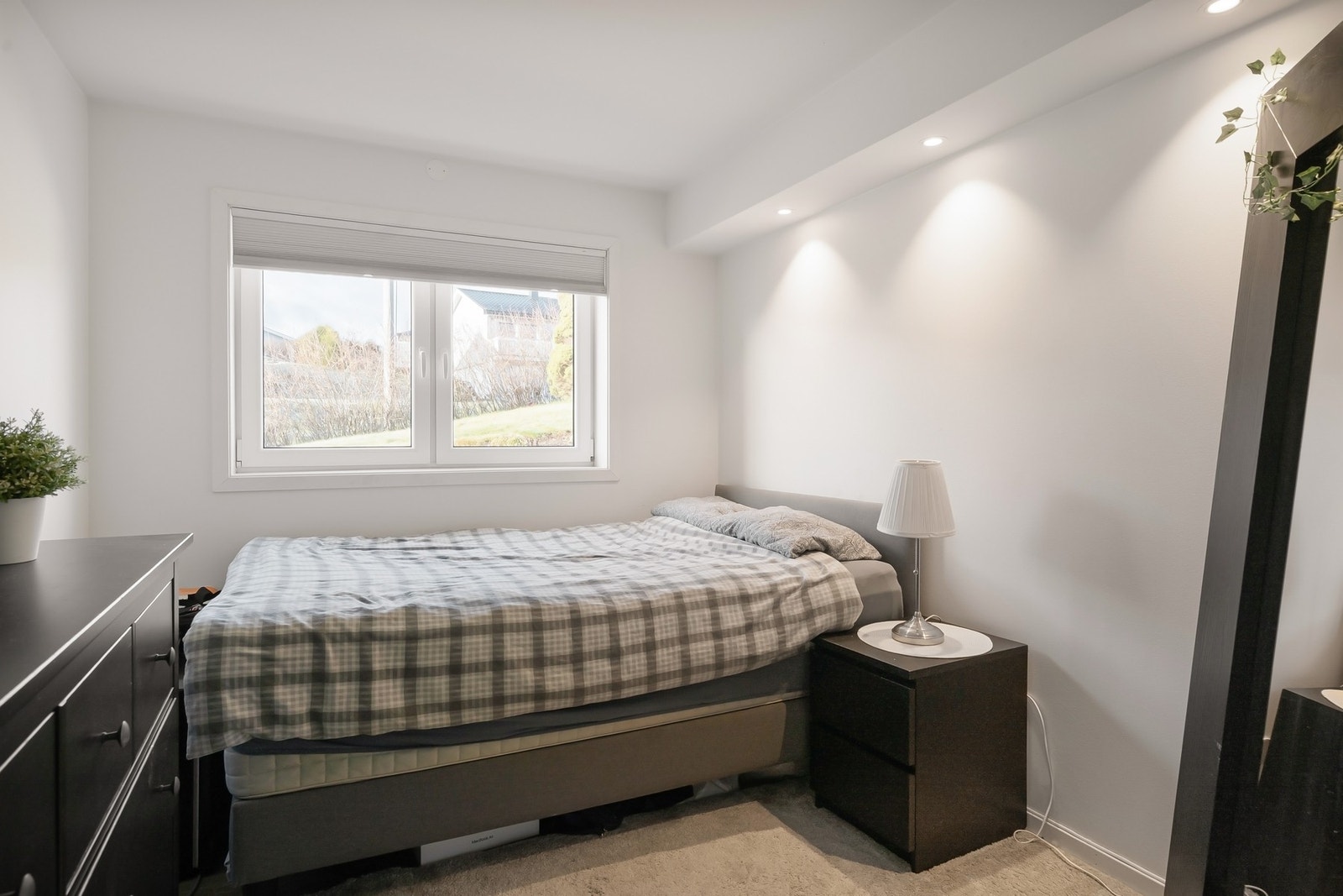 Soverommet i utleiedelen har god plass til dobbeltseng og kommode Galleribilde