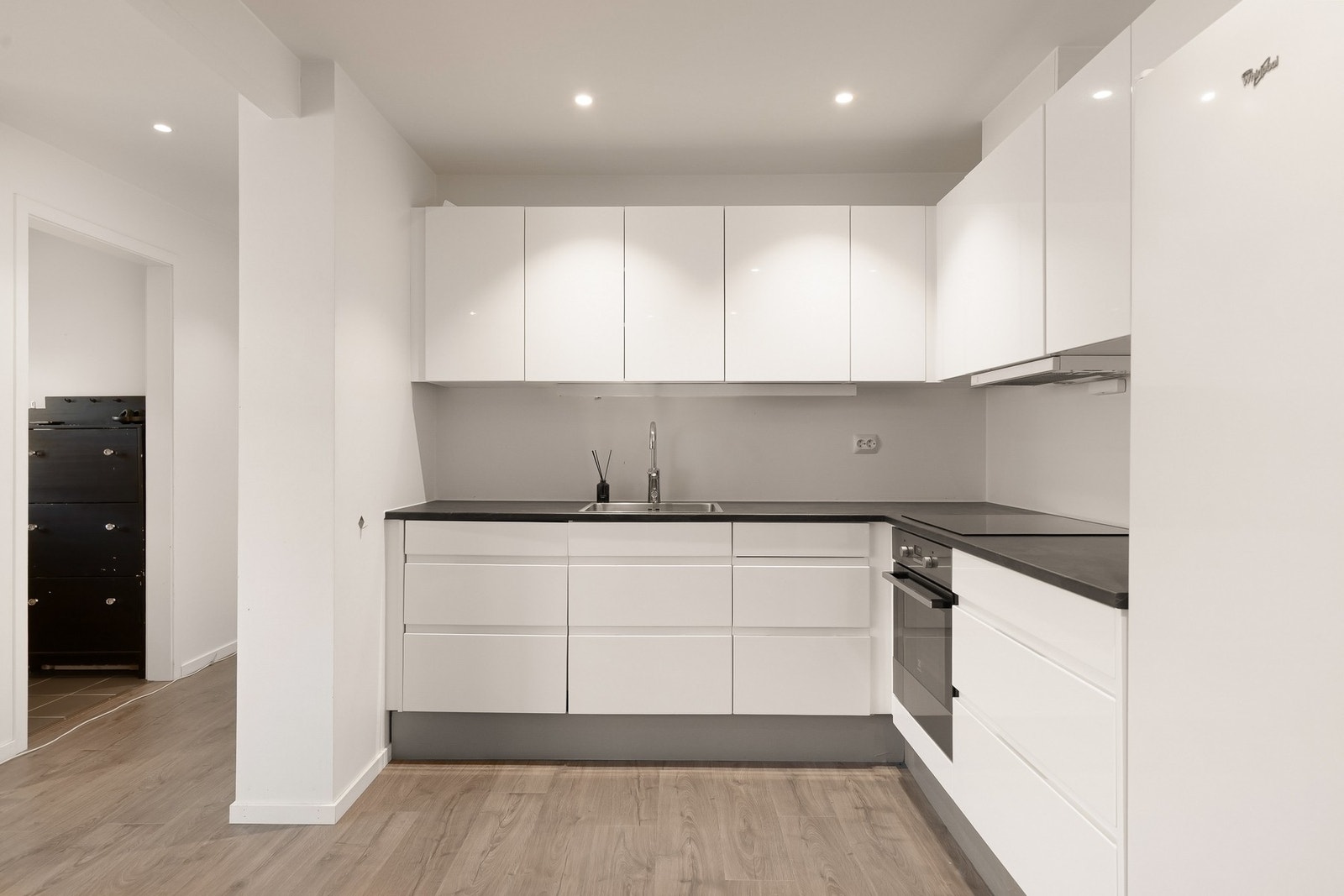 Pent hvitt kjøkken med masse skapplass Galleribilde