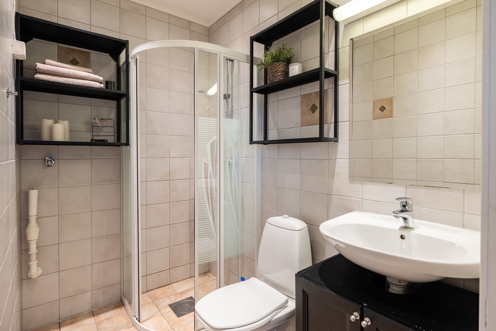 Badet er flislagt og har opplegg for vaskemaskin. Galleribilde