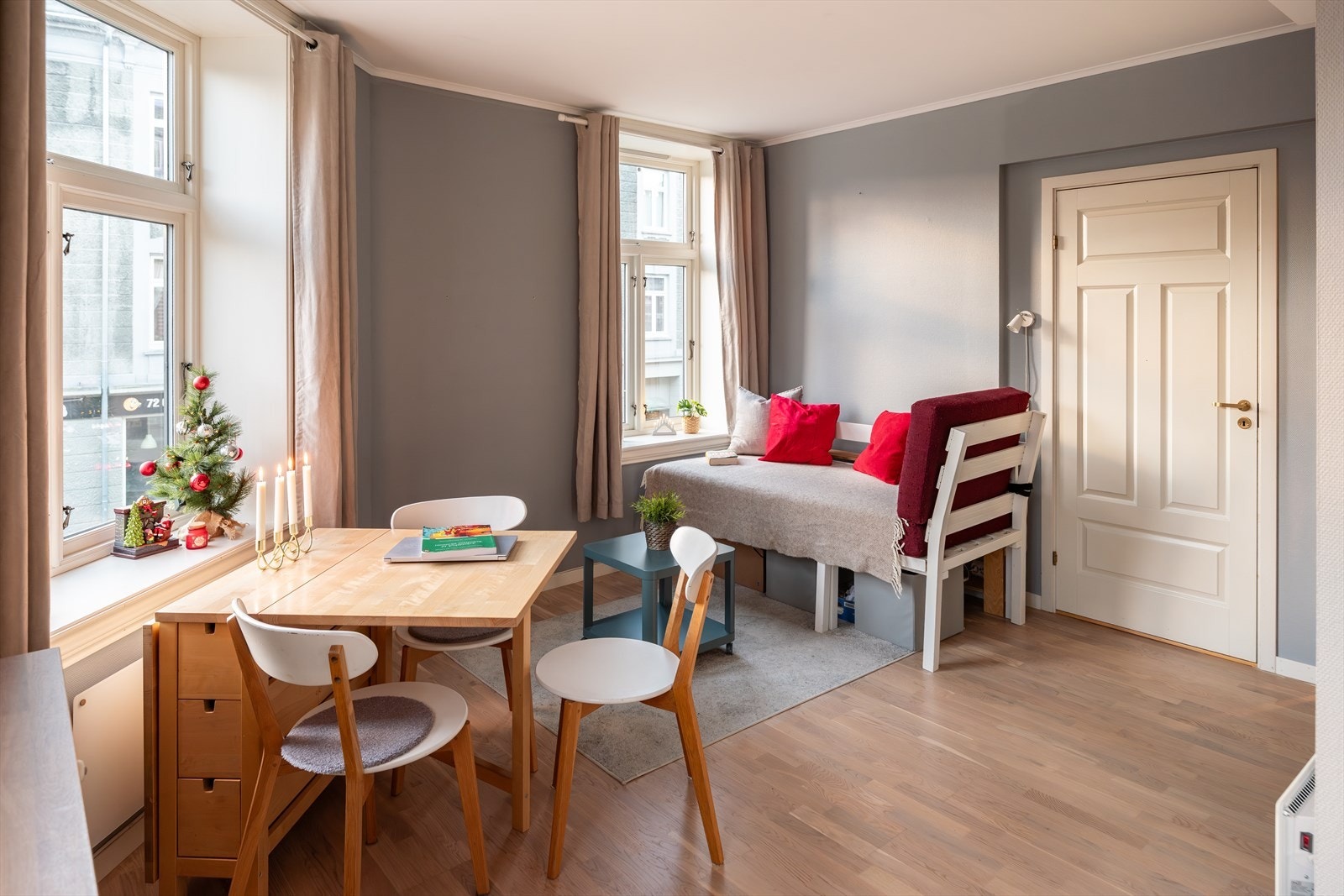 Åpen stue- og kjøkkenløsning på 19m², med plass til spiseplass og stuedel. Galleribilde