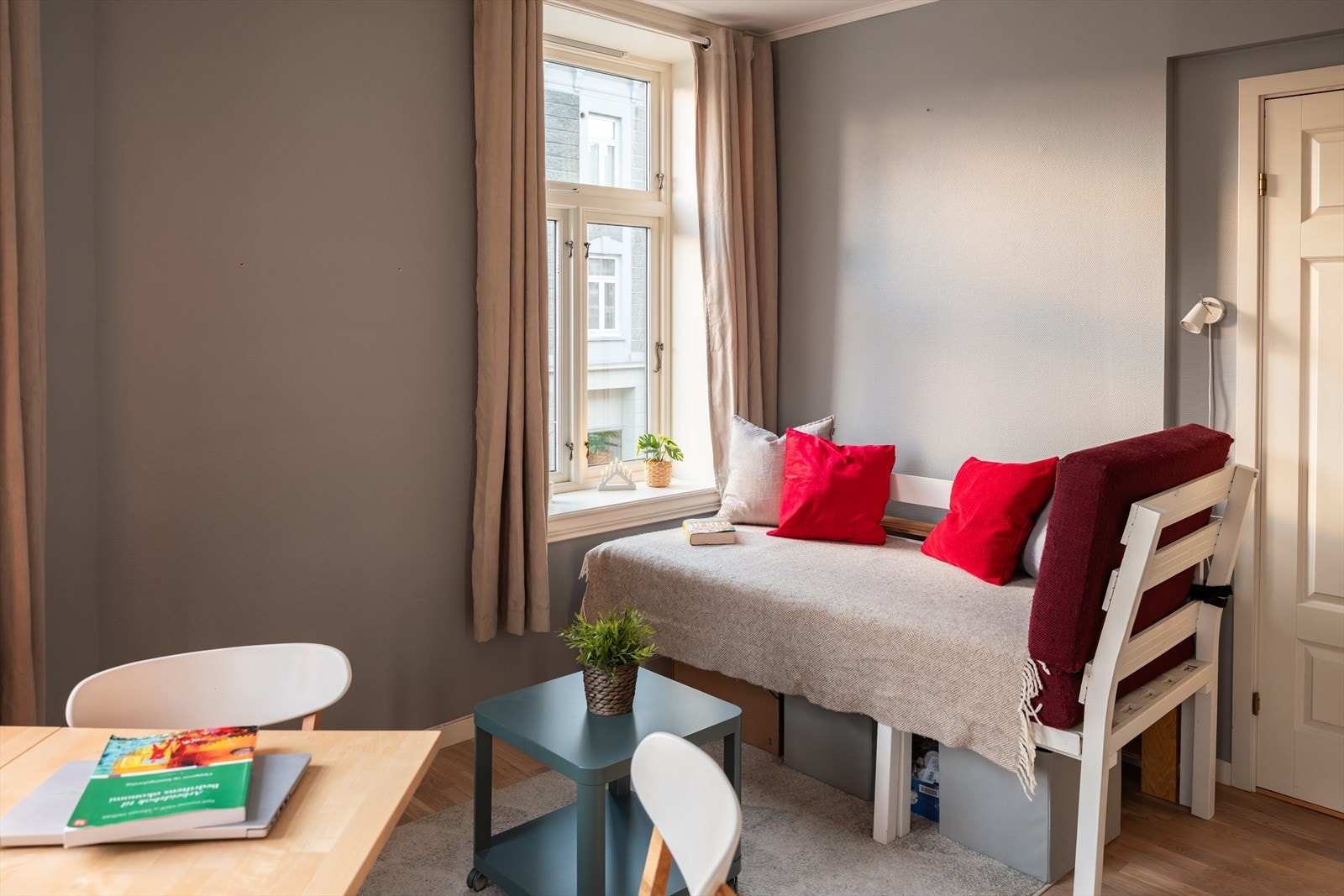 Her har du en stuedel som er med naturlig avgrensning mot kjøkkenet. Galleribilde