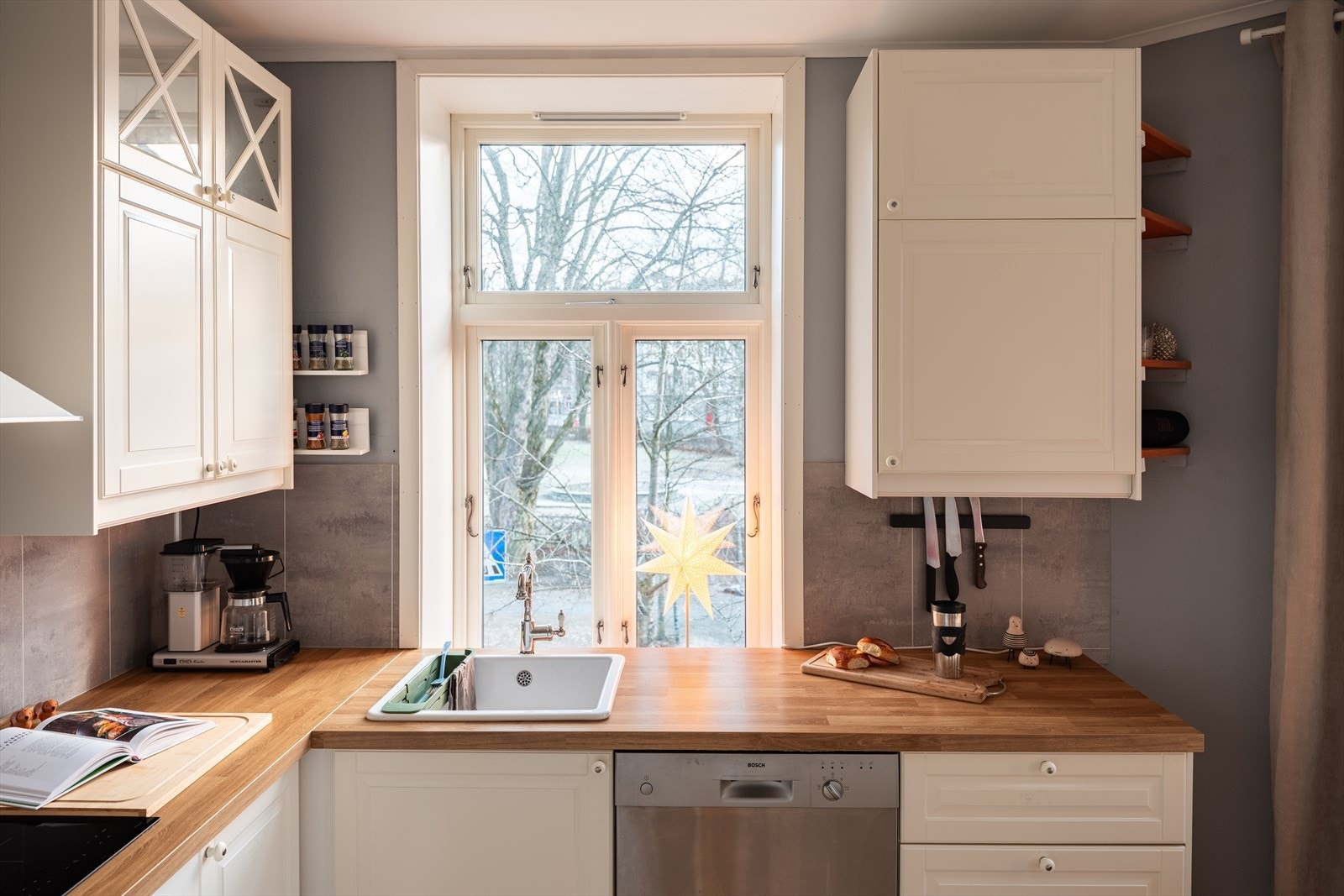 Kjøkkenet har fått TG0 fra takstmann og har koselig utsikt på Lademoparken fra kjøkkenvinduet. Galleribilde