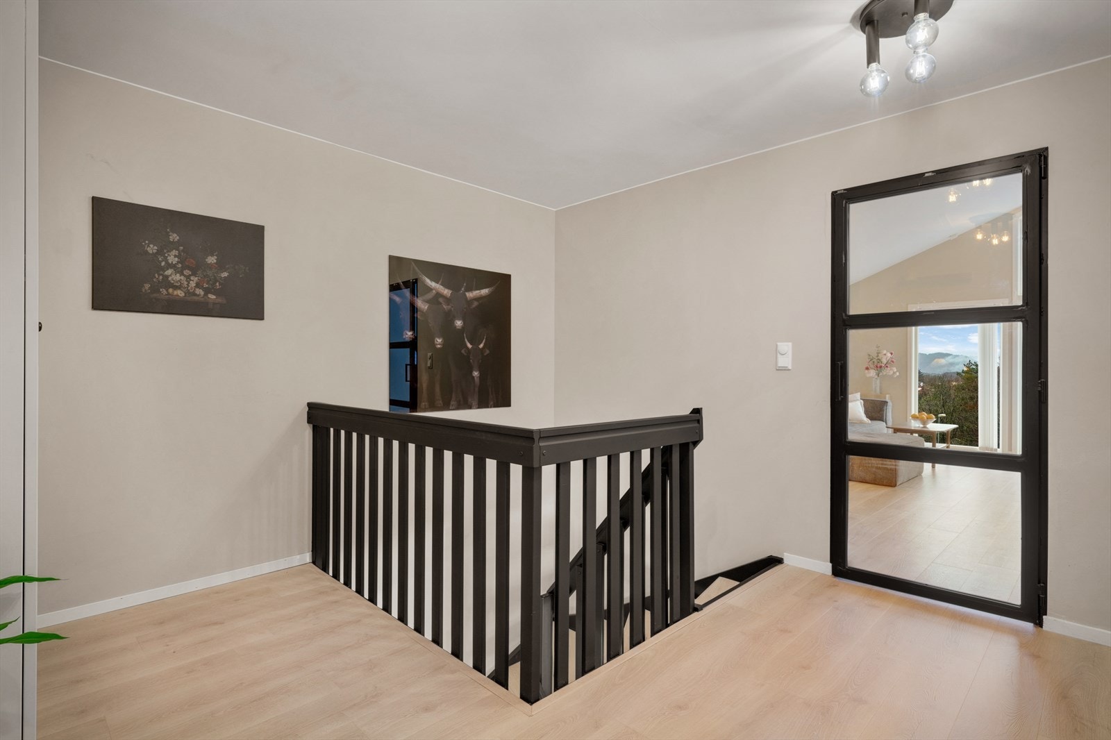 - Vi beveger oss videre ned til underetasjen som inneholder entré, mellomgang inkl. gang, grovinngang, to soverom, bad og bod - Galleribilde