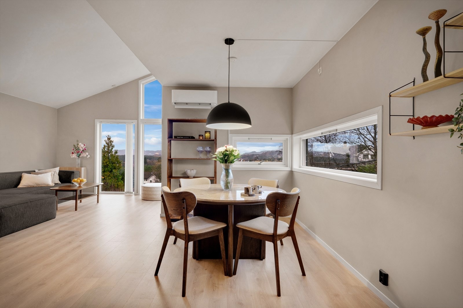 - I stuen er det både peis og varmepumpe som sørger for lavere strømkostnader - Galleribilde