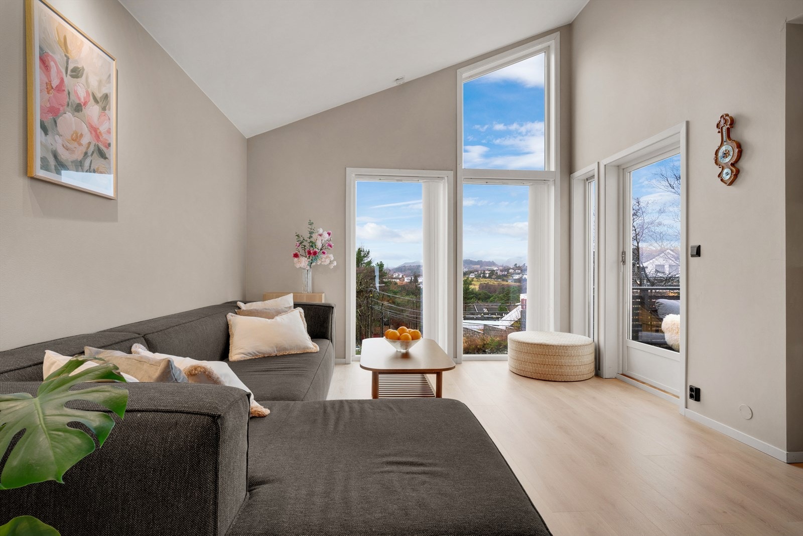 - Boligen er malt i delikate fargetoner som gjør det enkelt å sette sitt eget preg og innrede med egne møbler - Galleribilde