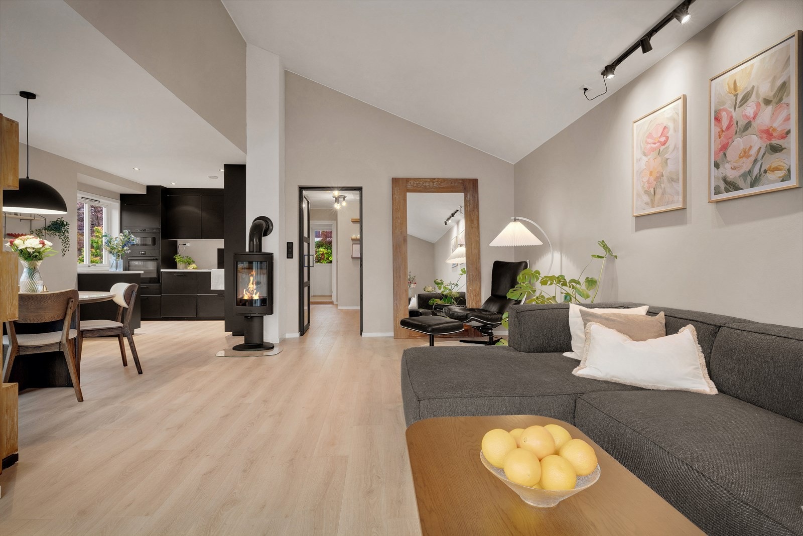 - Stue og kjøkken strekker seg utover et areal på 39 m² Galleribilde