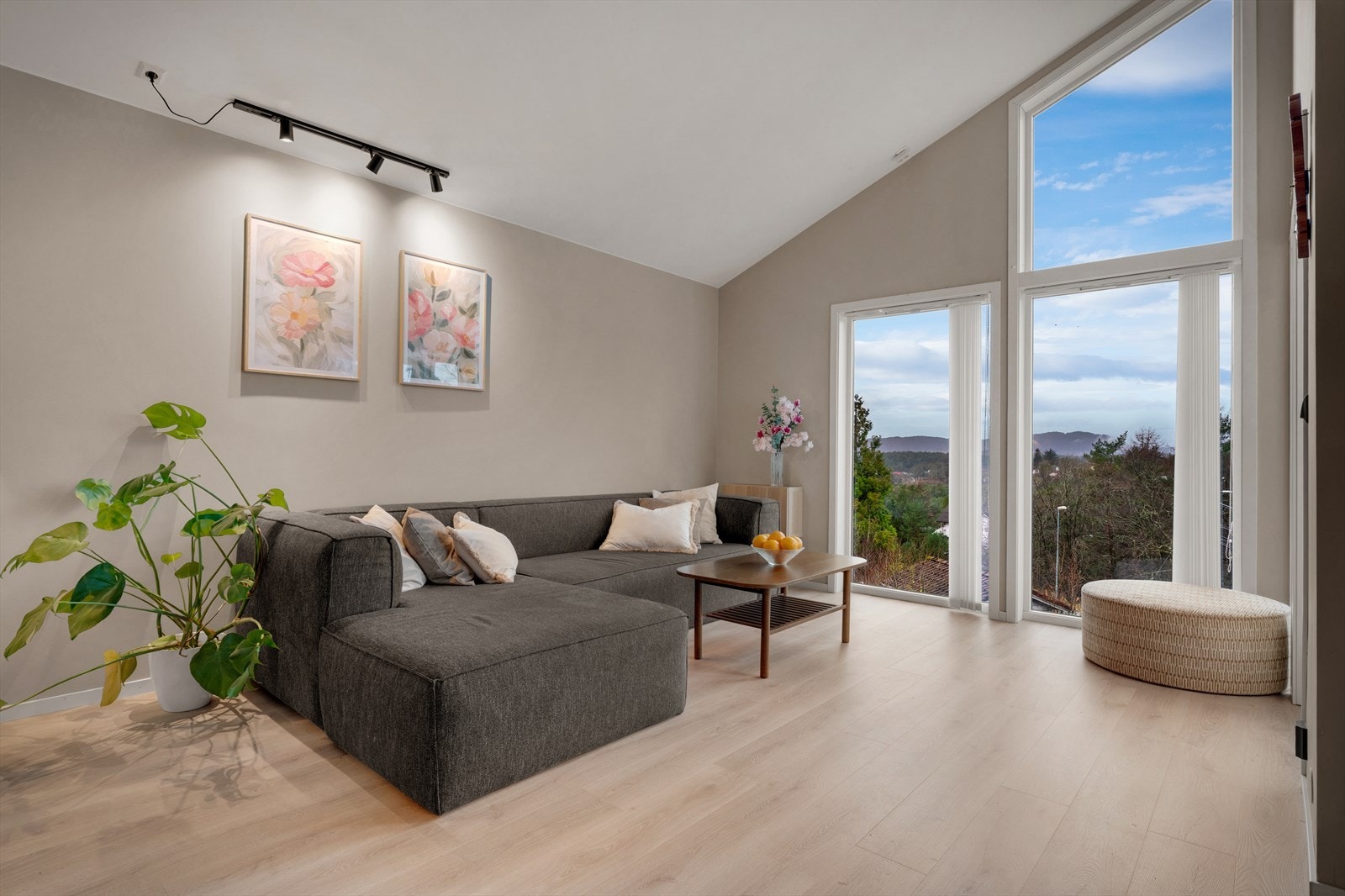 - Hovedetasjen inneholder mellomgang, stue, kjøkken, soverom, bad og vaskerom - Galleribilde