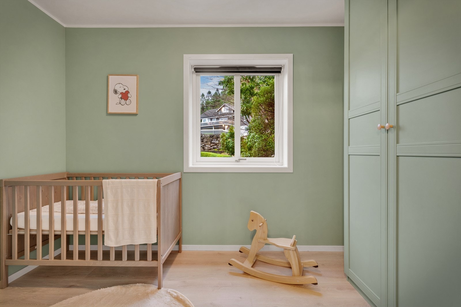 - Det andre soverommet er malt i en lekker grønntone og passer perfekt som barne- eller gjesterom - Galleribilde