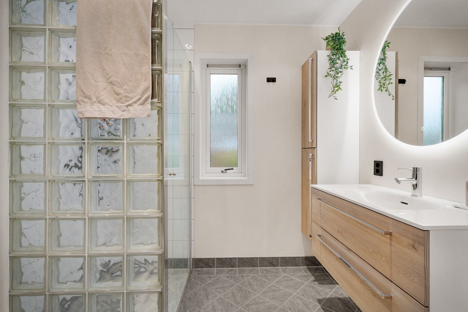 - Boligen har et bad i hver etasje, noe som er svært praktisk for barnefamilien - Galleribilde