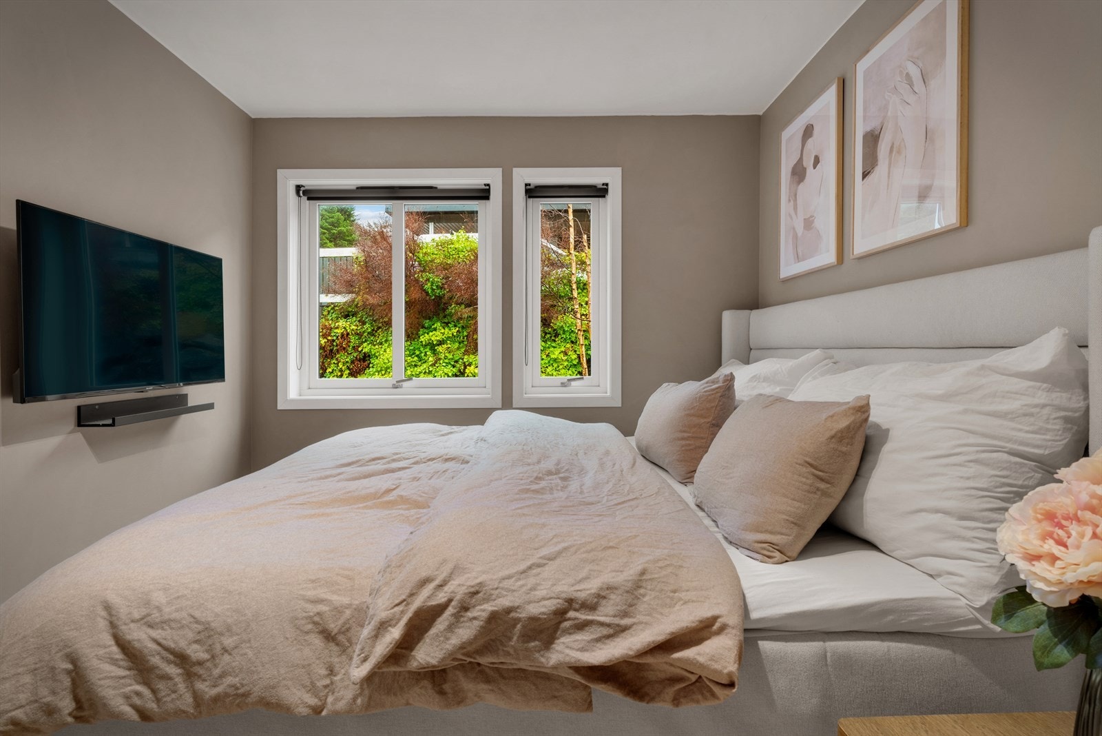 - Med god plass til dobbeltseng og oppheng for TV på veggen kan man nyte hotellfølelsen i eget hjem - Galleribilde