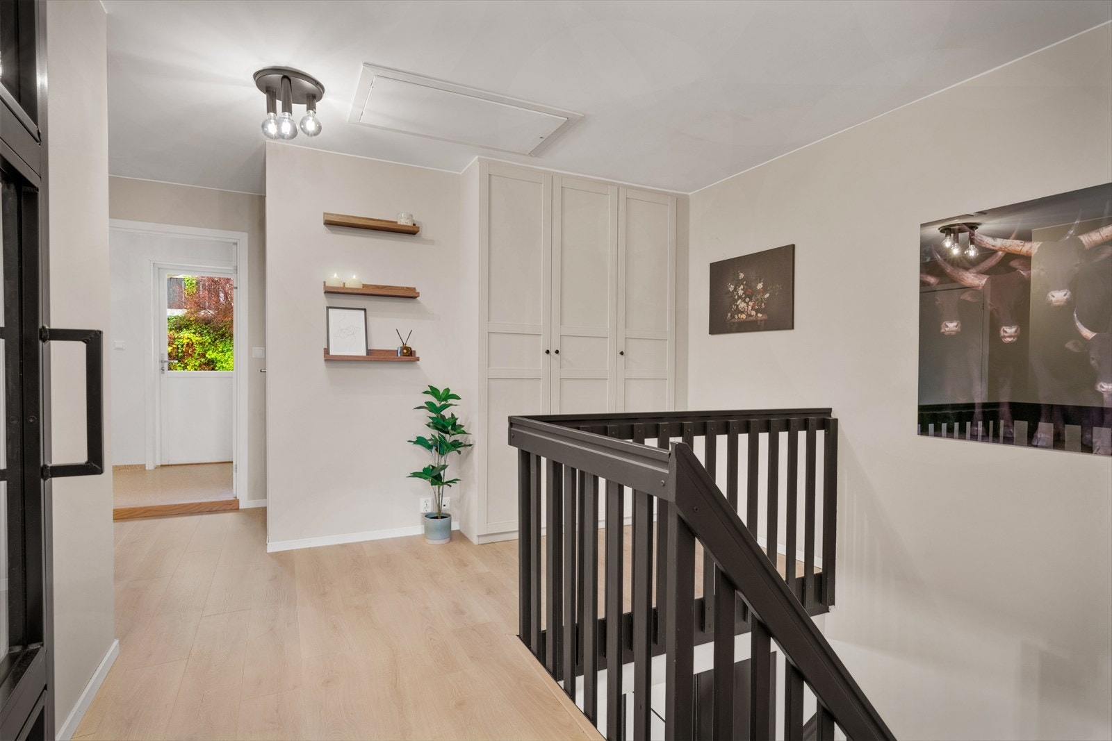 - Også her kan man sette inn oppbevaringsløsninger etter eget ønske og behov. Merk takluke til loft - Galleribilde