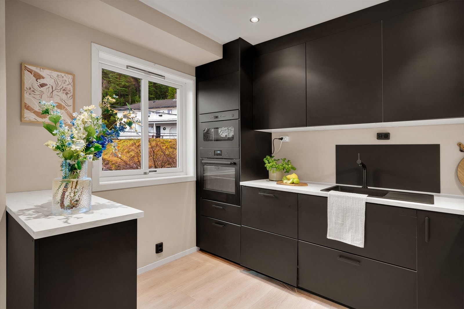 - Lekker kjøkkeninnredning med slette fronter og benkeplate i laminat - Galleribilde