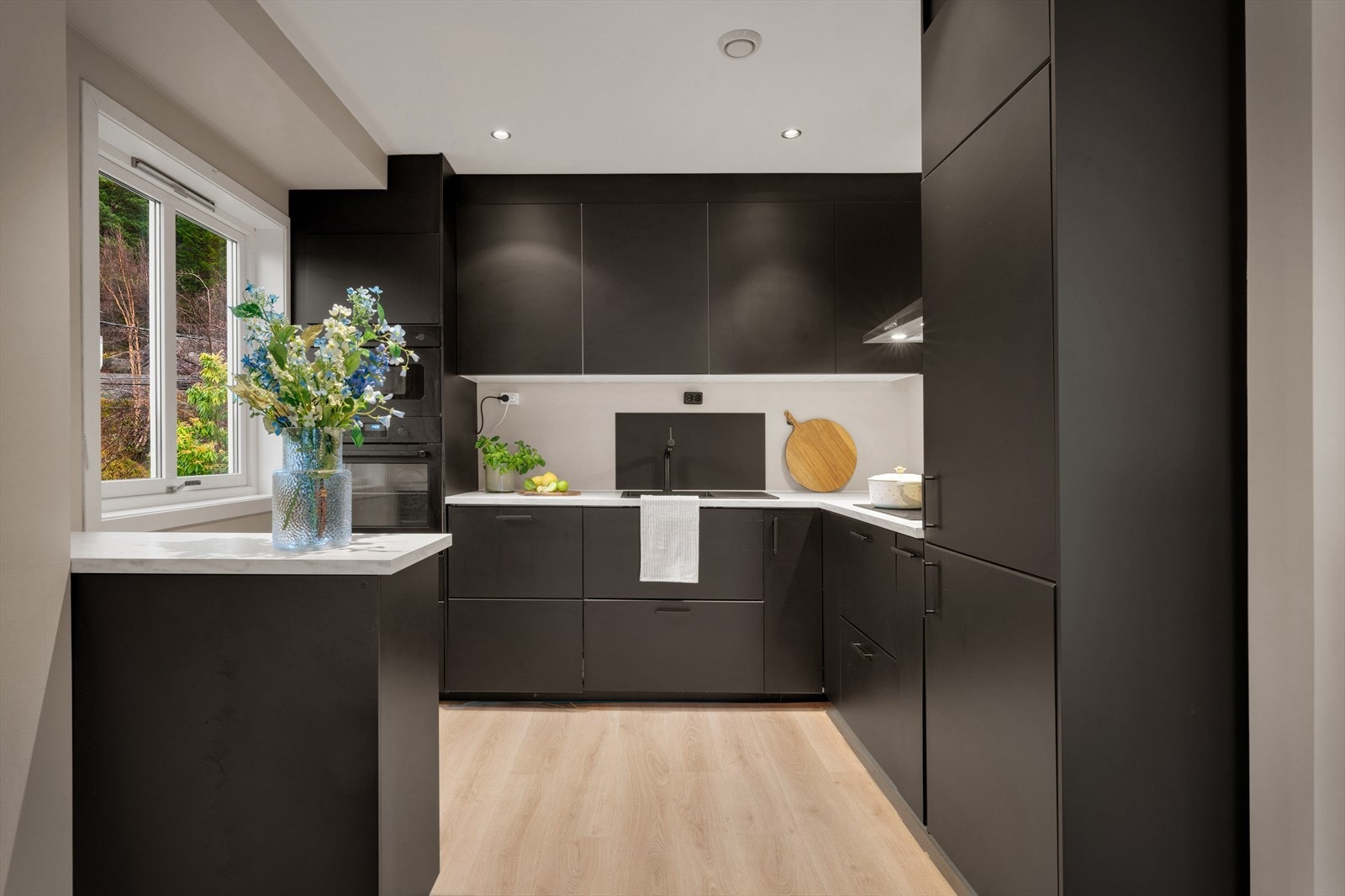 - Her har man rikelig med lagringsplass i takhøye overskap og dype skuffer - Galleribilde