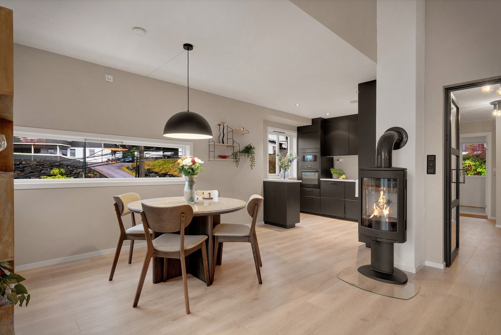 - Her har man god plass til spisebord og sofagruppe i ulike soner - Galleribilde