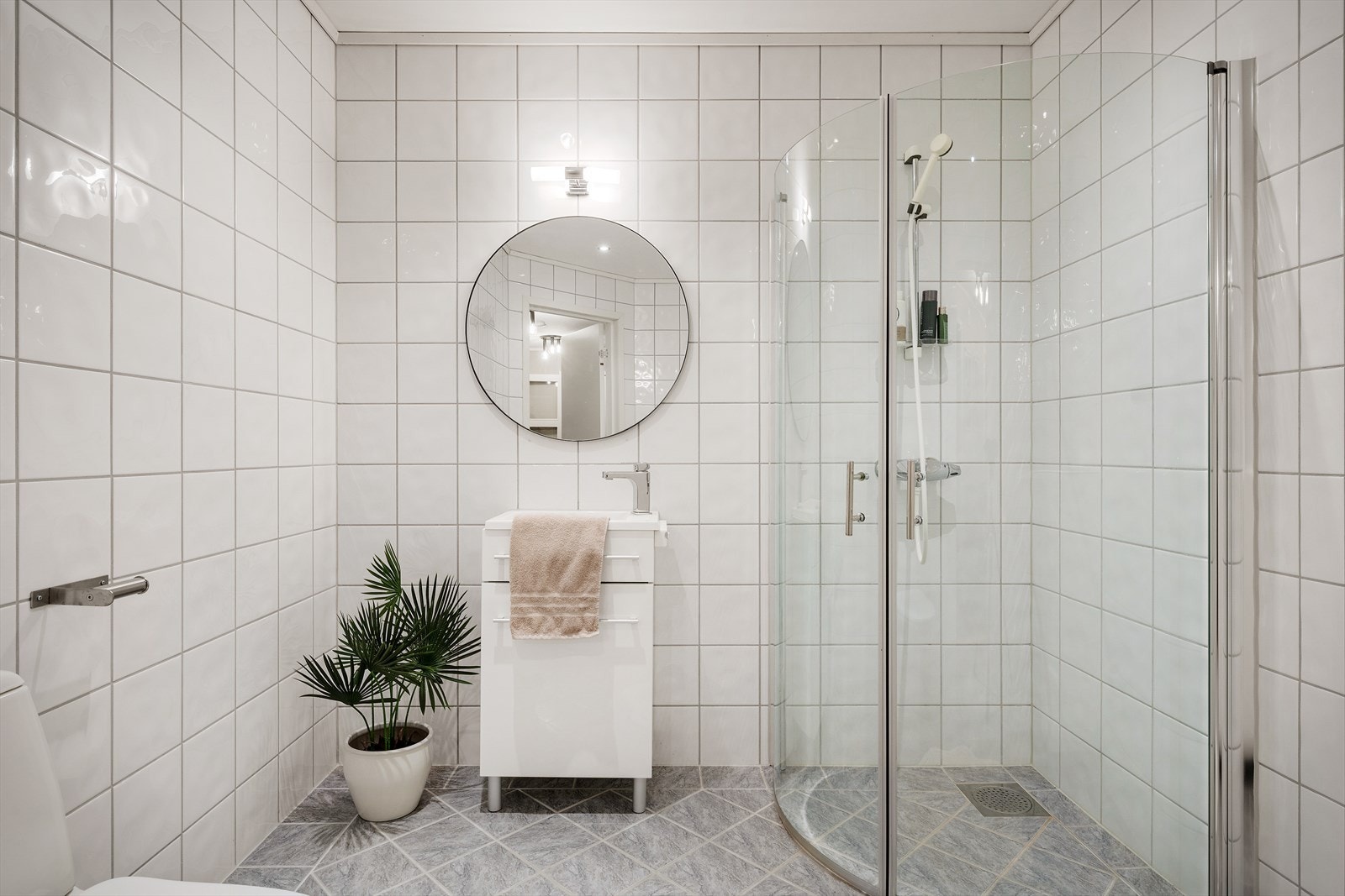 - Lyst, helfliset bad som måler 7,9 m² - Galleribilde