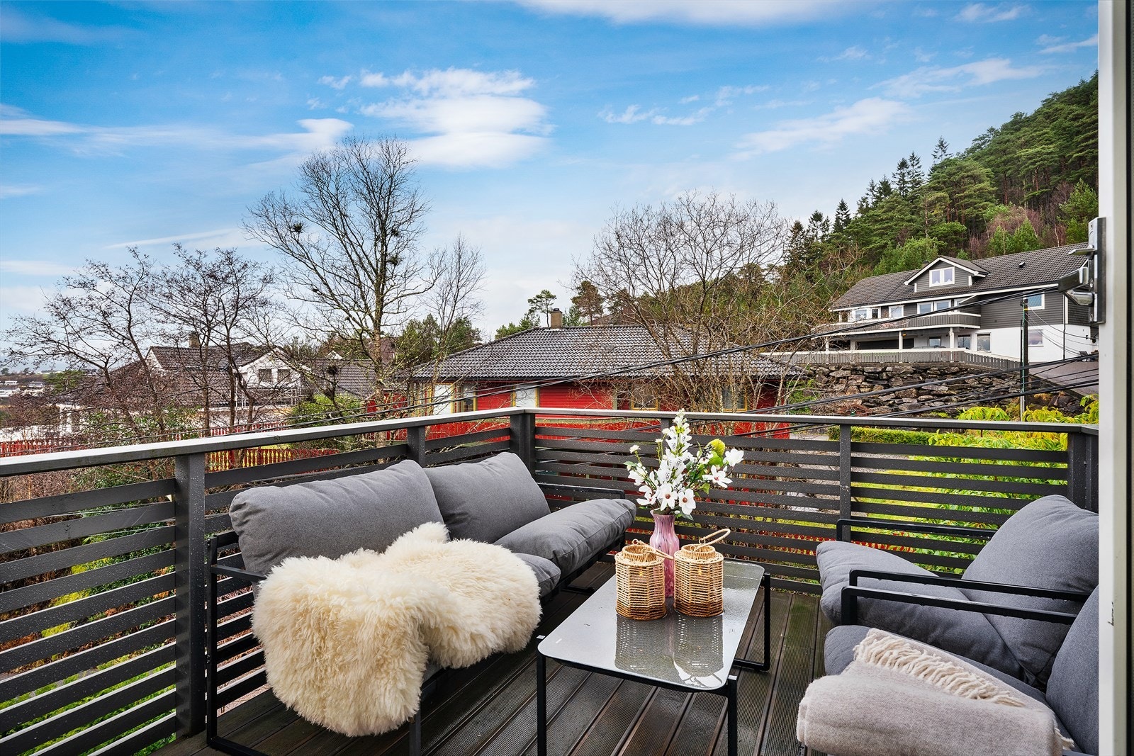 - Selger opplyser om gode solforhold med sol på balkongen fra ca. kl. 15 til solnedgang midtsommers - Galleribilde