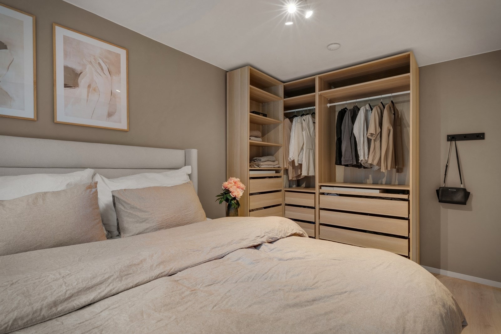 - Merk de listefrie overgangene mellom vegg og tak som gir en sømløs finish - Galleribilde