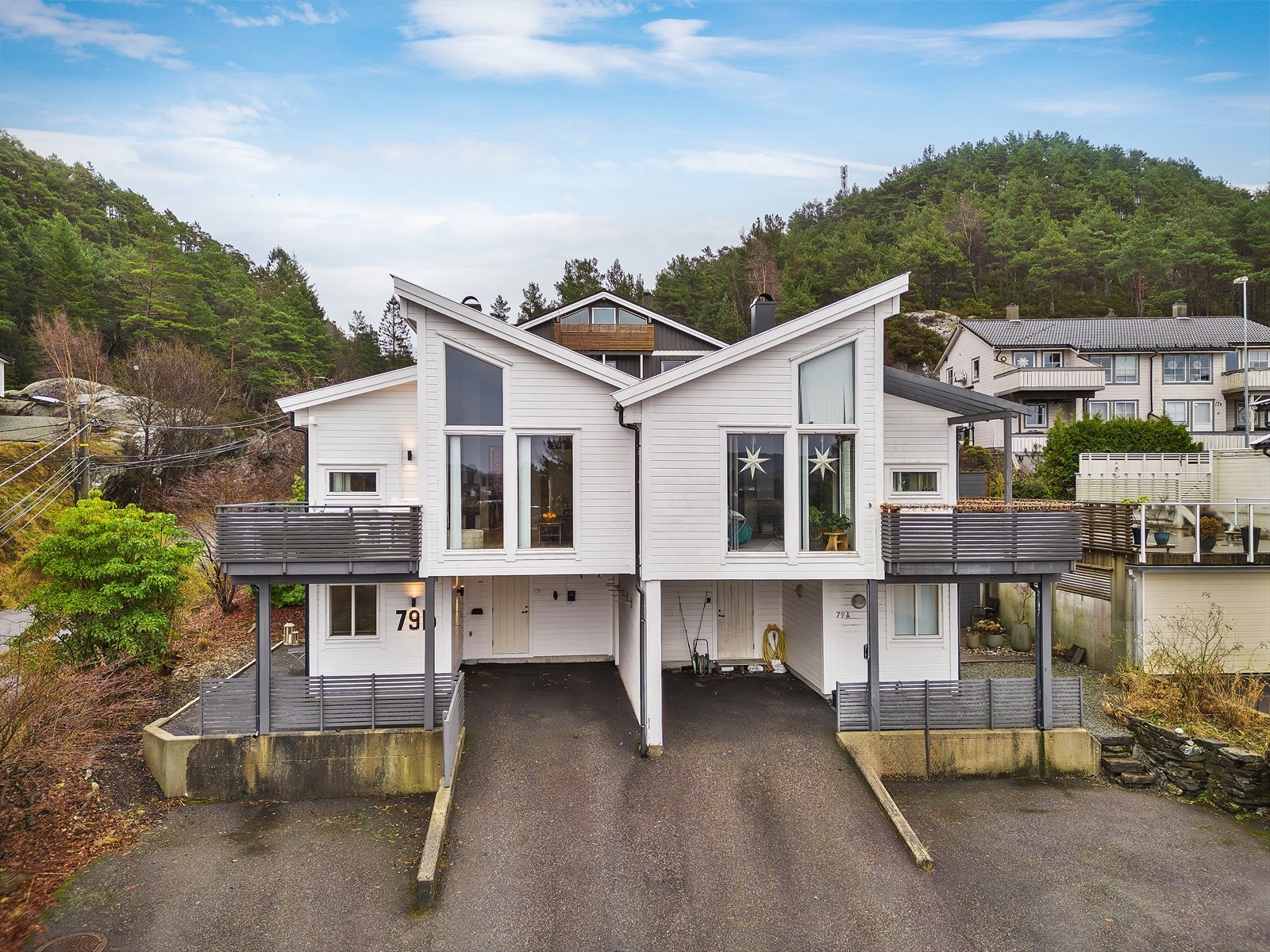 - Carport med elbillder som ble instalert i 2023, samt biloppstillingsplass for plass til bil nr. 2 eller gjester - Galleribilde