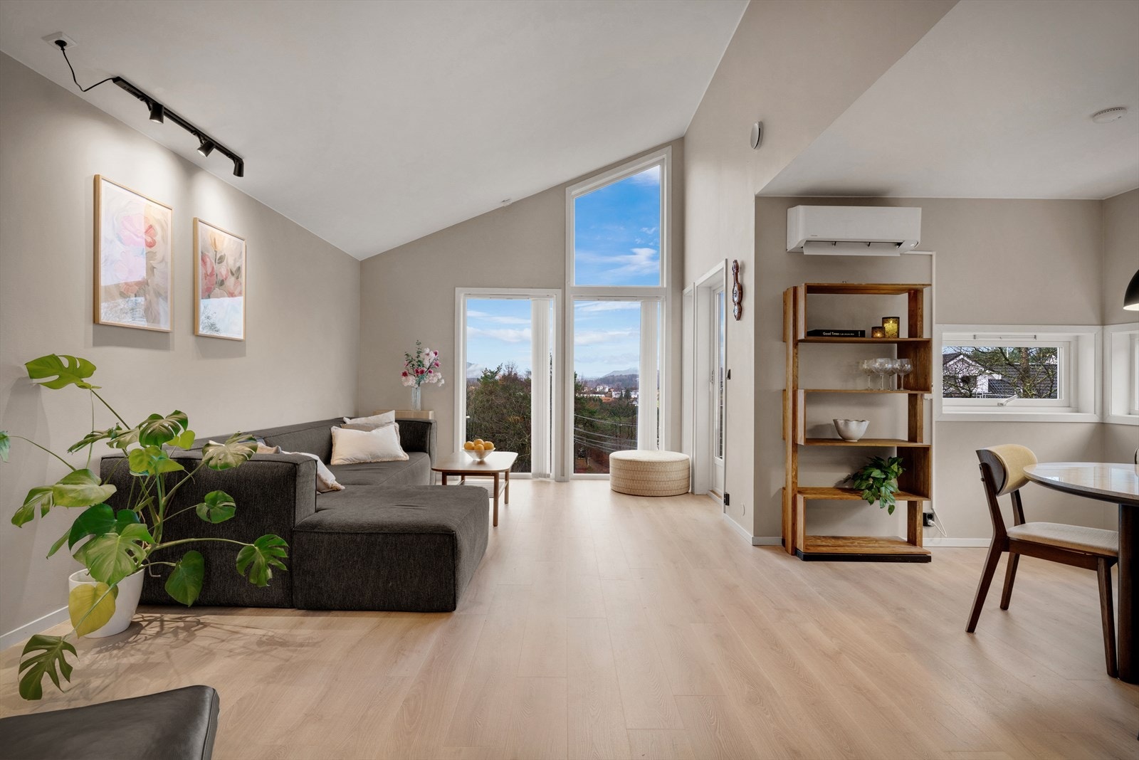 - Nordvik bolig v/Isak Bruarøy har gleden av å presentere Bjørnavegen 79B! (Foto: Inge Jørpeland) - Galleribilde