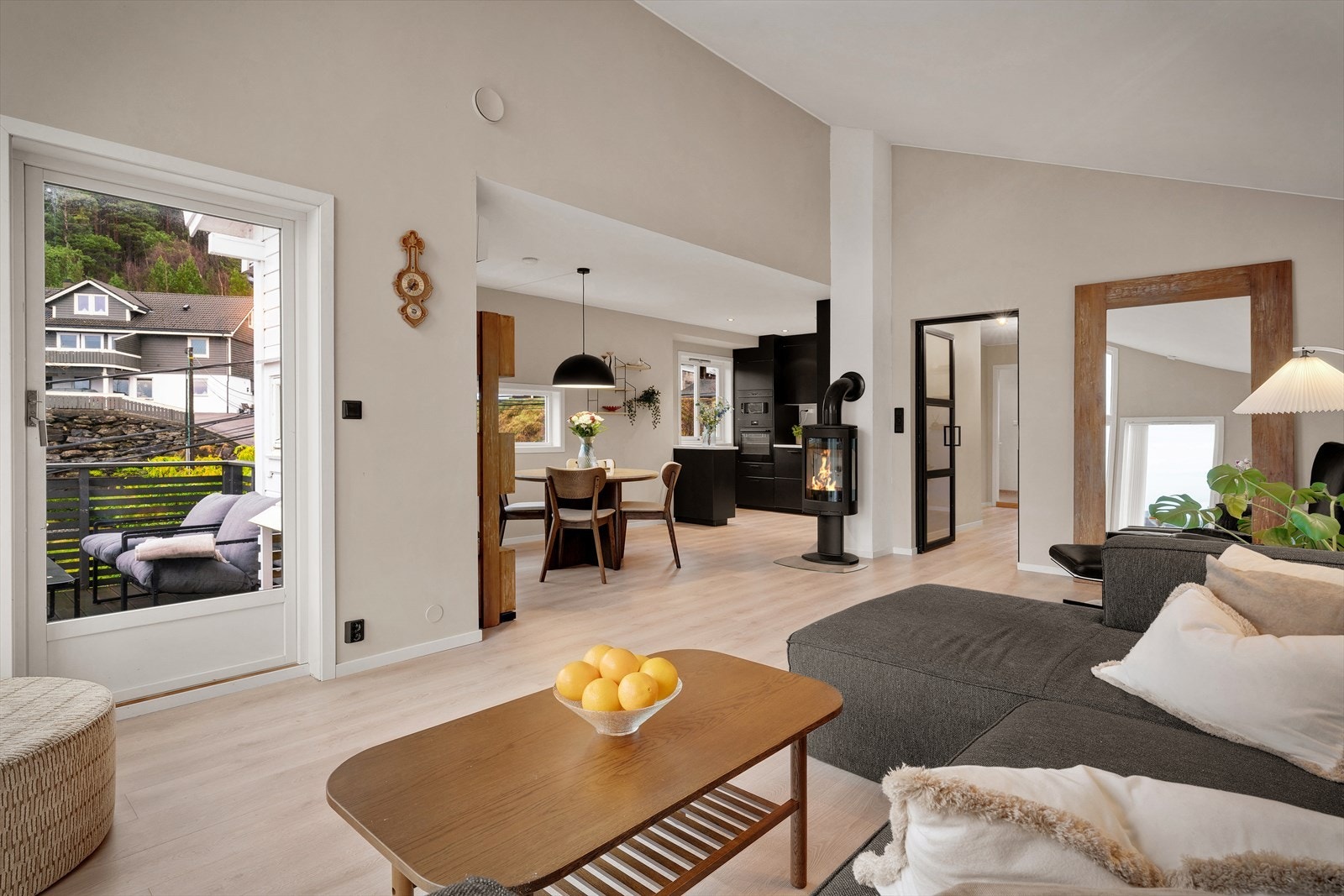 - Den åpne løsningen gjør dette til et praktisk og sosialt oppholdsrom for hele familien - Galleribilde