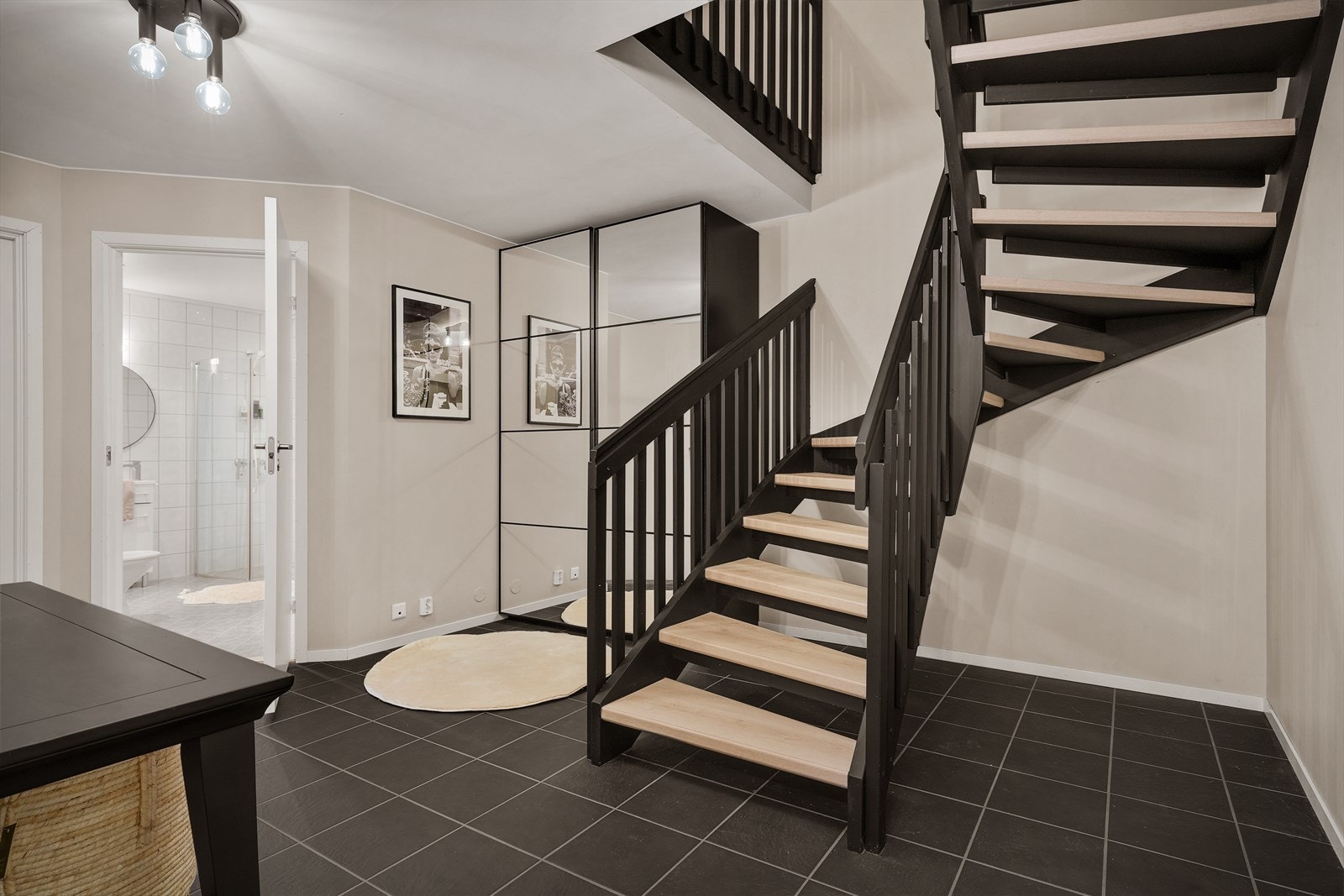 - I gangen har man svært god plass til ønsket garderobeløsning for oppheng av yttertøy og sko - Galleribilde