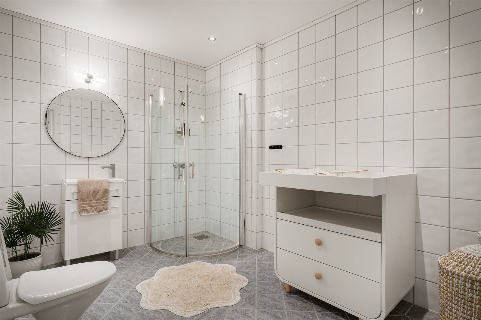 - Her er det god plass til en ekstra kommode for oppbevaring eller stellebord - Galleribilde