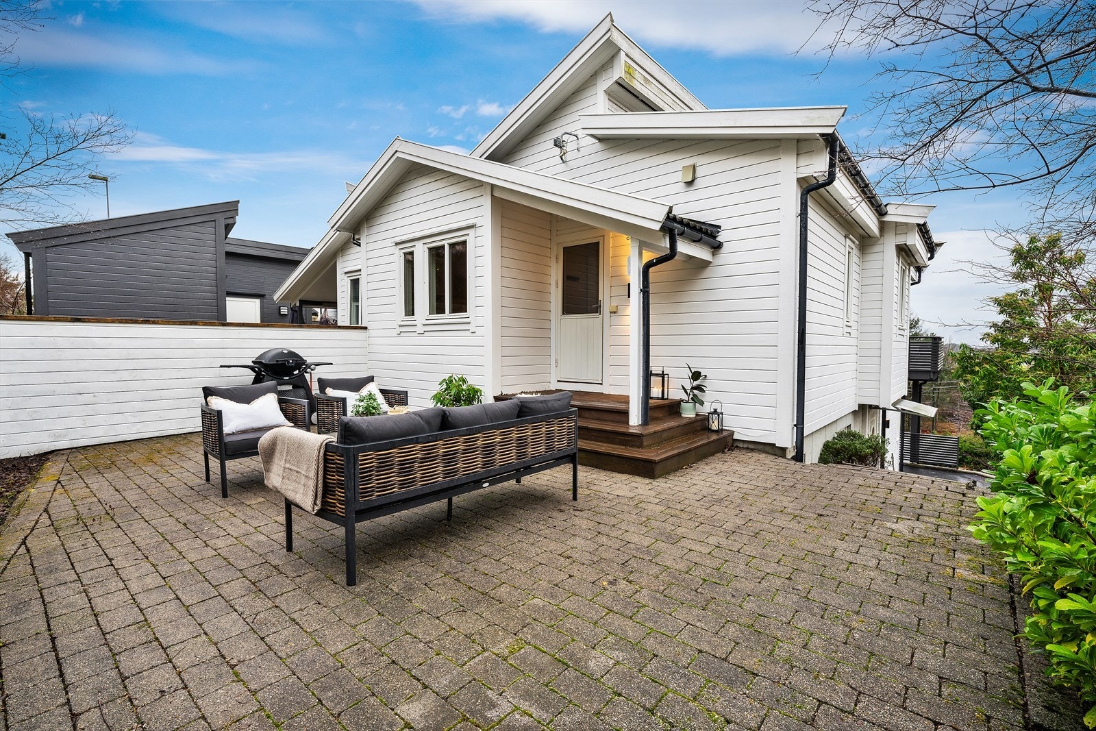 - Fasaden på fremsiden og baksiden av huset ble malt i 2023 (forrige eier) - Galleribilde