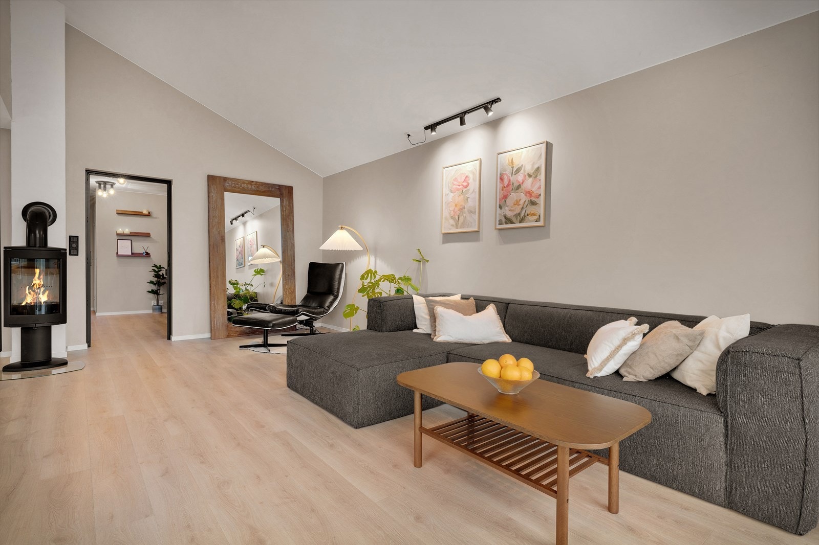 - Boligen har gjennomgående 1-stavs laminatgulv som sørger for et nydelig helhetsinntrykk - Galleribilde