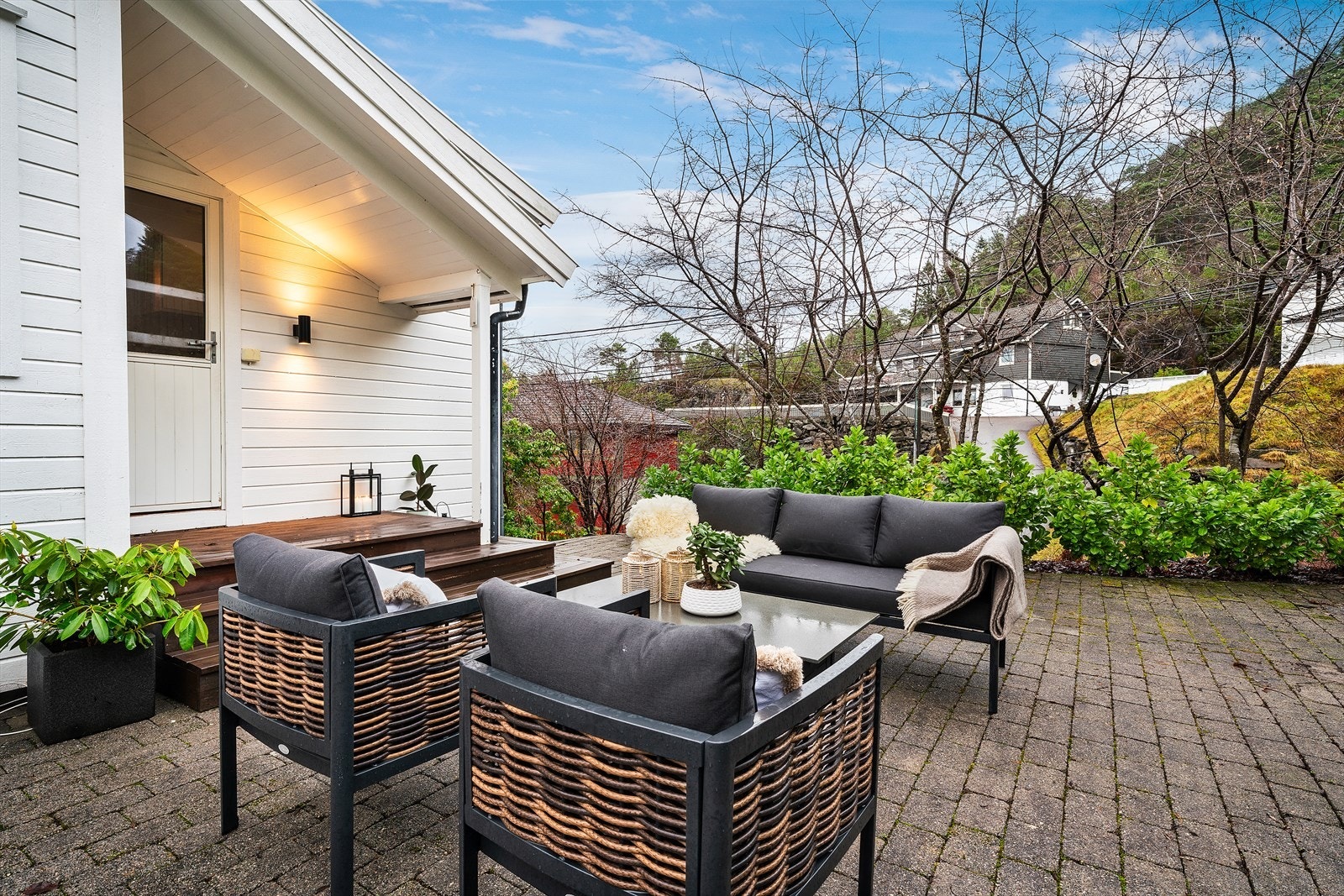 - Boligen har herlige utearealer med god plass til å samle både familie og venner - Galleribilde