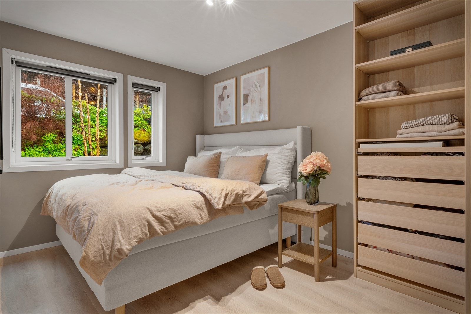 - Boligen har tre romslige soverom. Hovedsoverommet måler 10,5 m² - Galleribilde