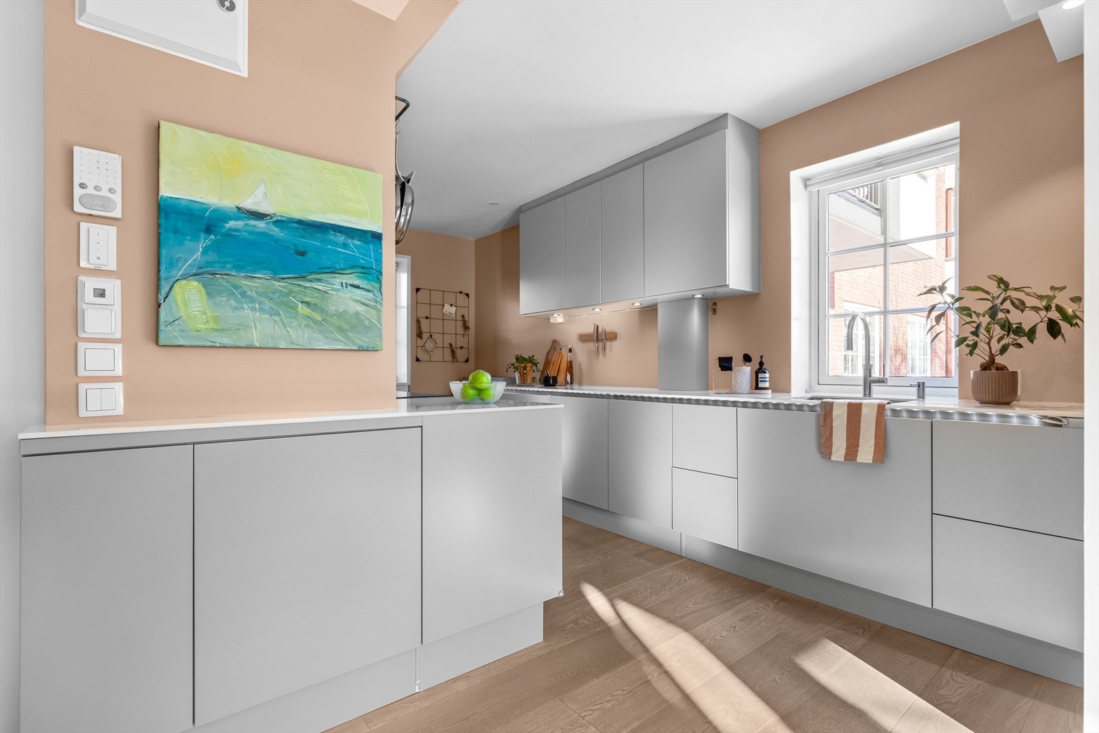 Det er rikelig med hyller, skap og arbeidsflater. Galleribilde