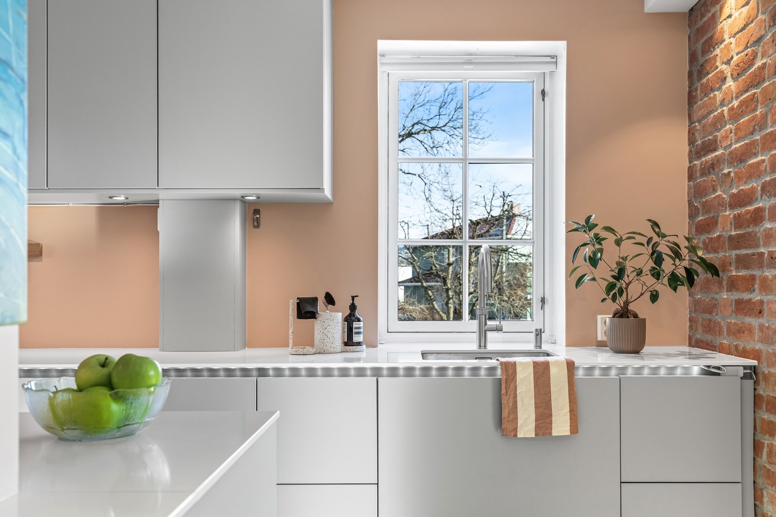 Kjøkkenvinduet slipper inn herlig morgensol og skaper en lys og trivelig start på dagen. Galleribilde