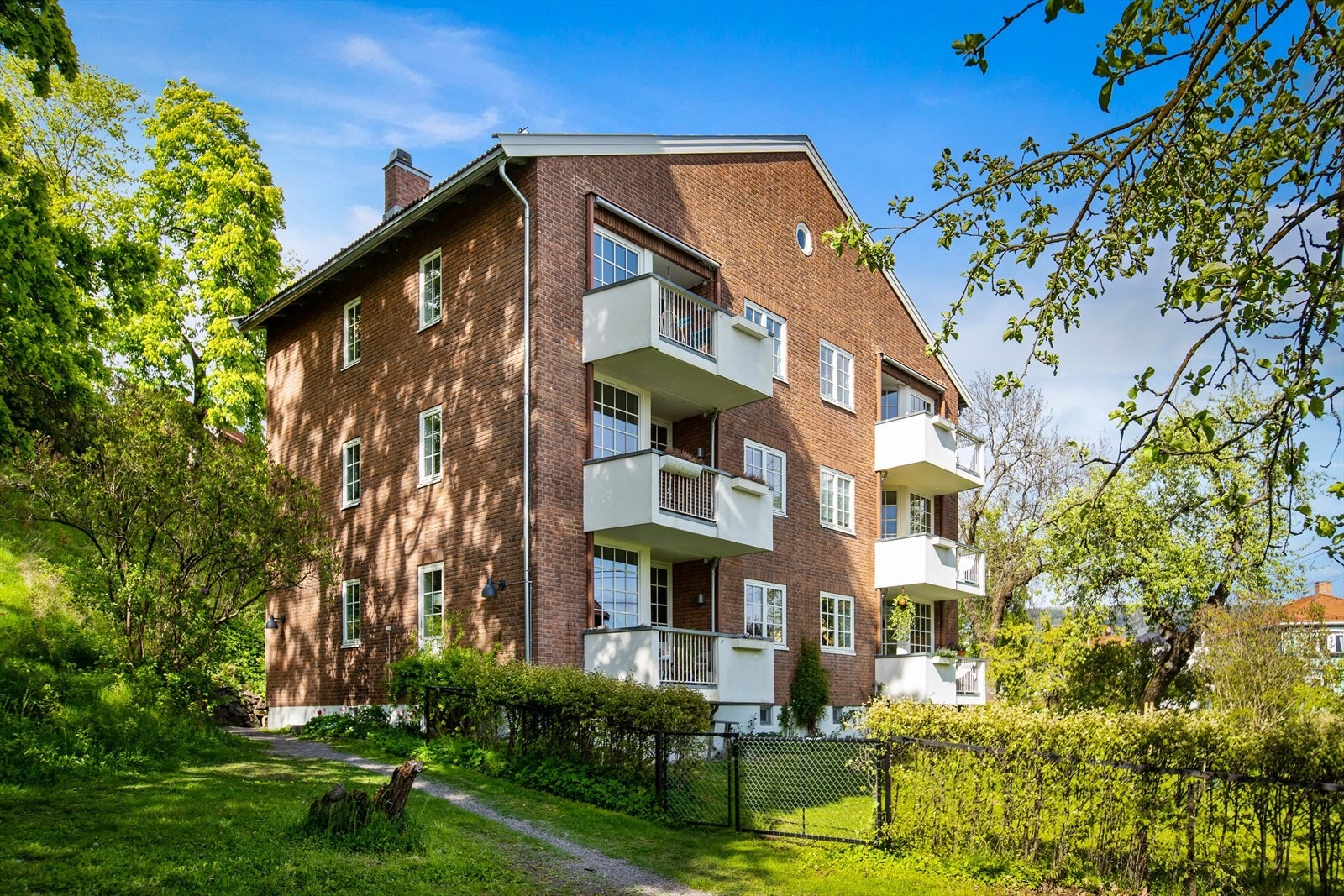 Bakkehaugen ligger pent tilbaketrukket bak en vakker og veldig velstelt felleshage. Galleribilde