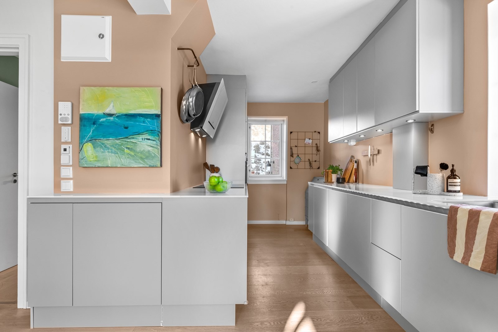 Innredningen fremstår tidløs og funksjonell, og er utstyrt med integrerte hvitevarer som induksjonstopp, stekeovn, oppvaskmaskin samt kjøle- og fryseskap. Galleribilde