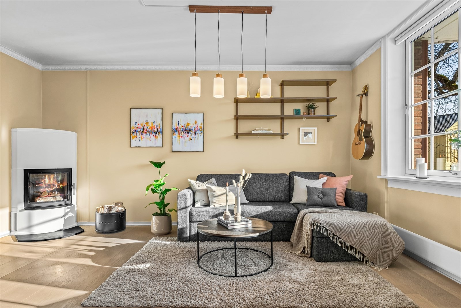 Boligen byr på et stort og sosialt oppholdsrom med gode muligheter for å etablere ulike soner. Galleribilde