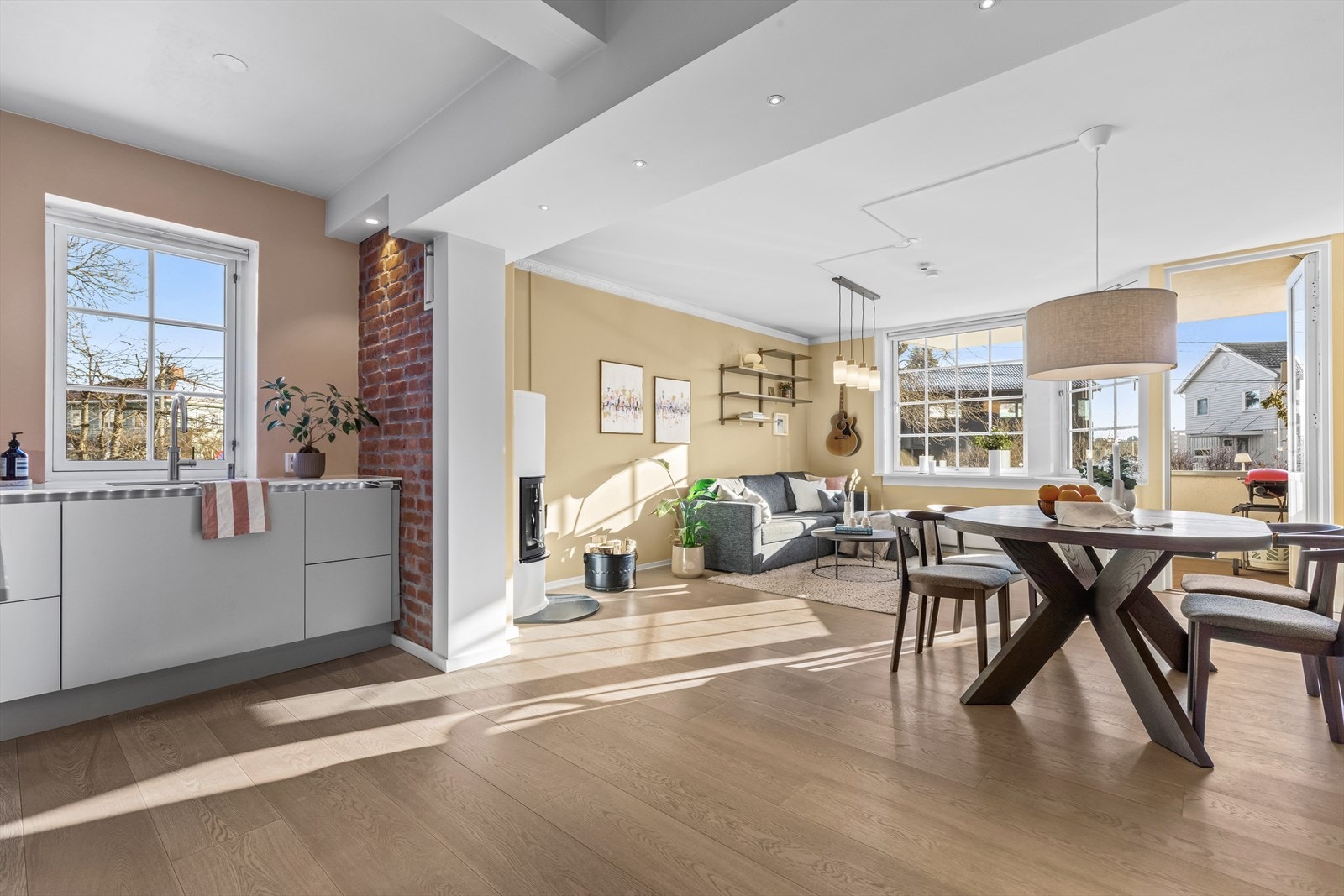 Oppholdsrommet har god plass til både sofagruppe og en sosial spisegruppe. Galleribilde