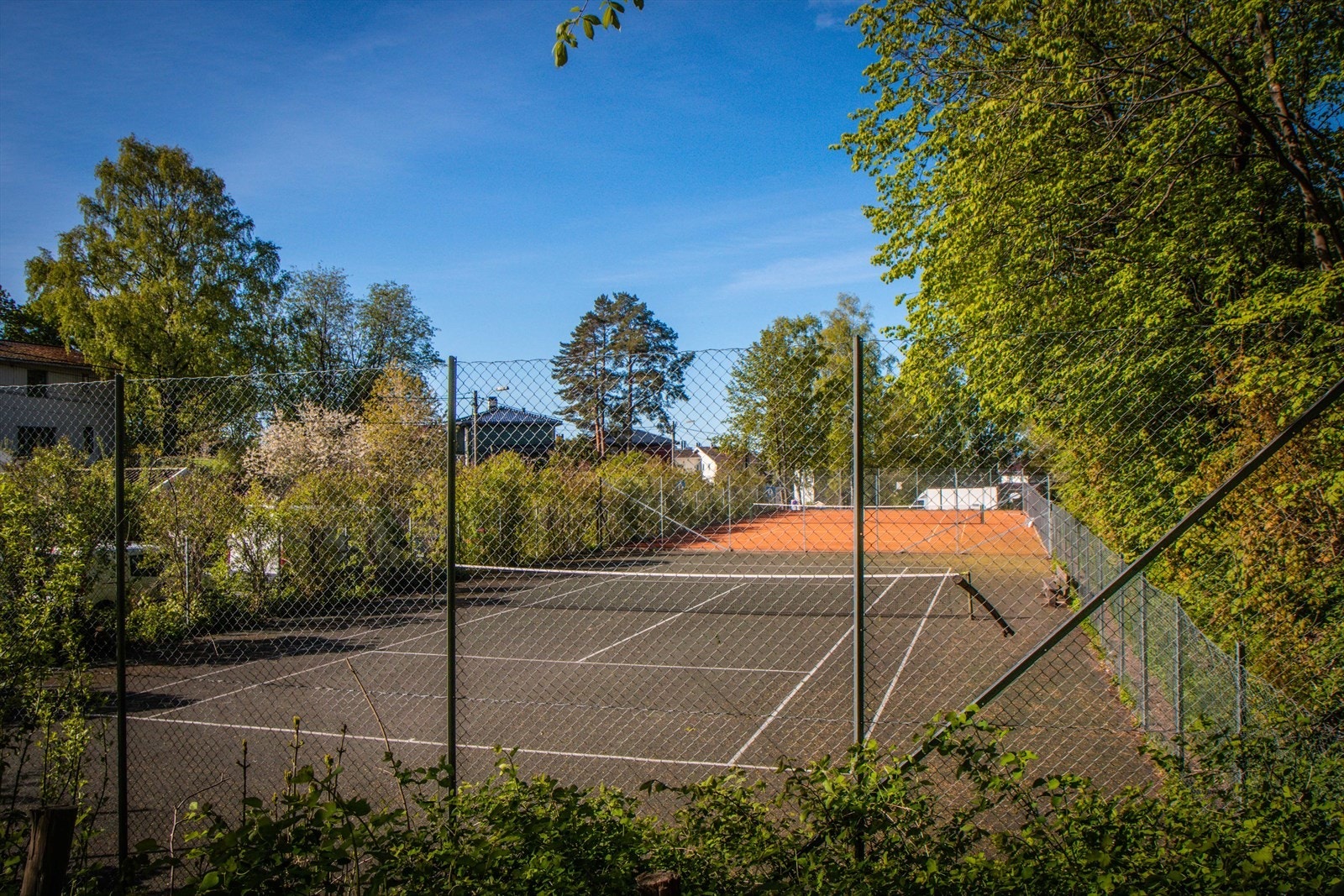 Rett ved siden av tomten ligger Bakkehaugen Tennisbaner. Galleribilde