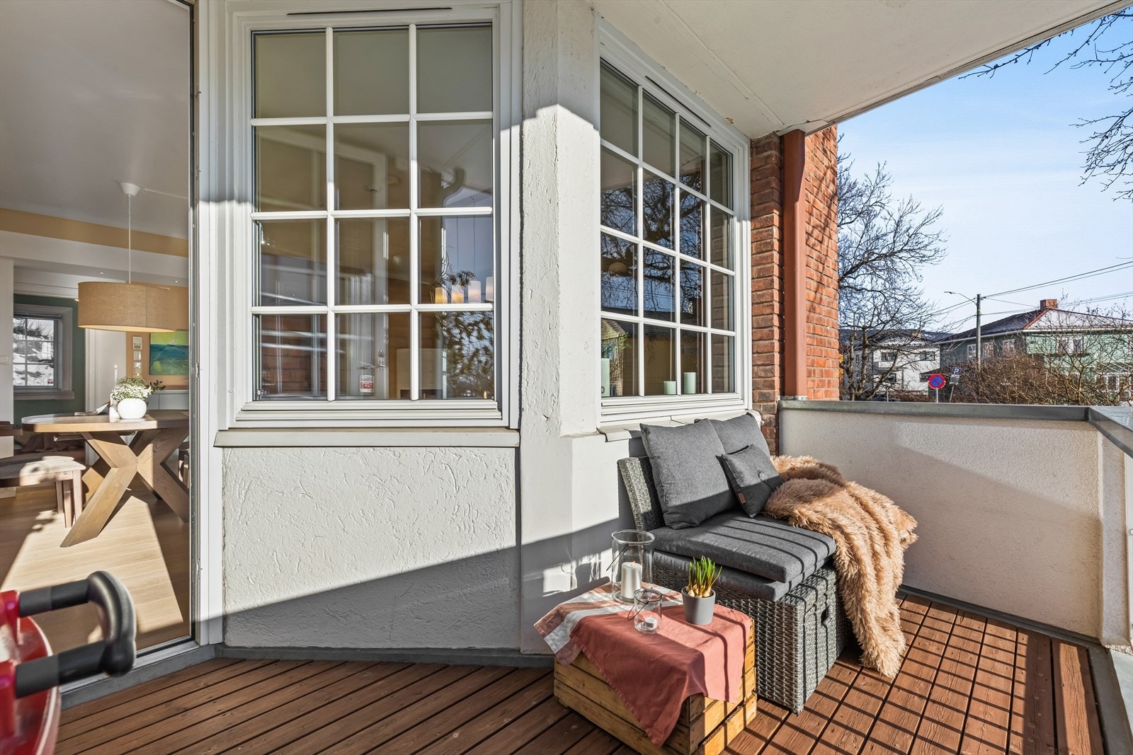 En flott og gjennomgående 4-roms hjørneleilighet beliggende i høy 1. etg som bader i naturlig lys fra tre himmelretninger. Galleribilde